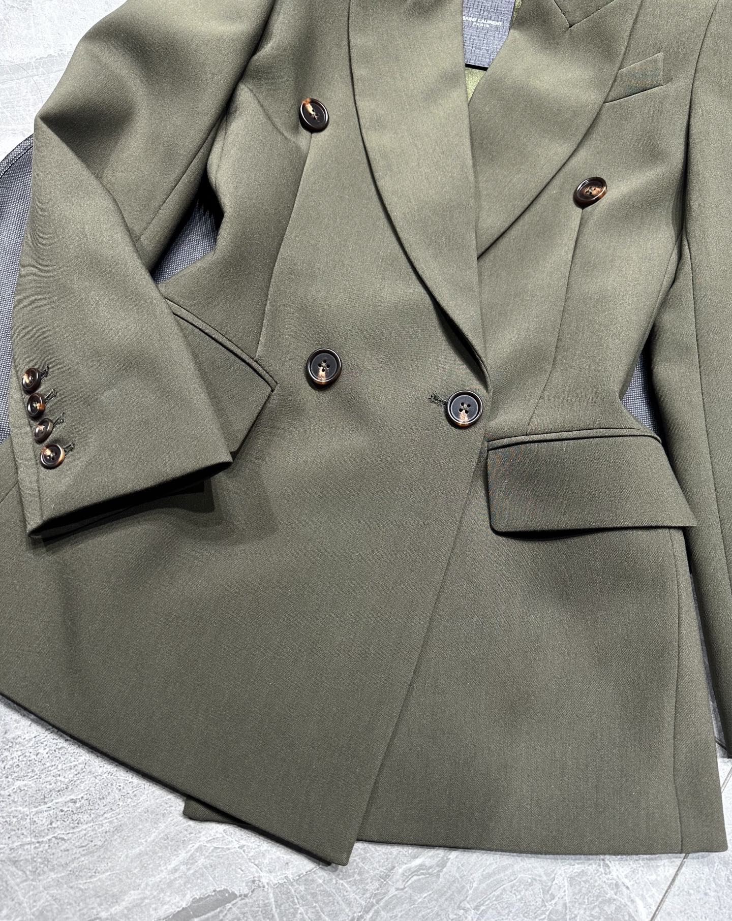 “SAINT LAURE****2025: Kensy’s New Line of Clothes with Unique Designs and Sophisticated Cuts” - 图片 5