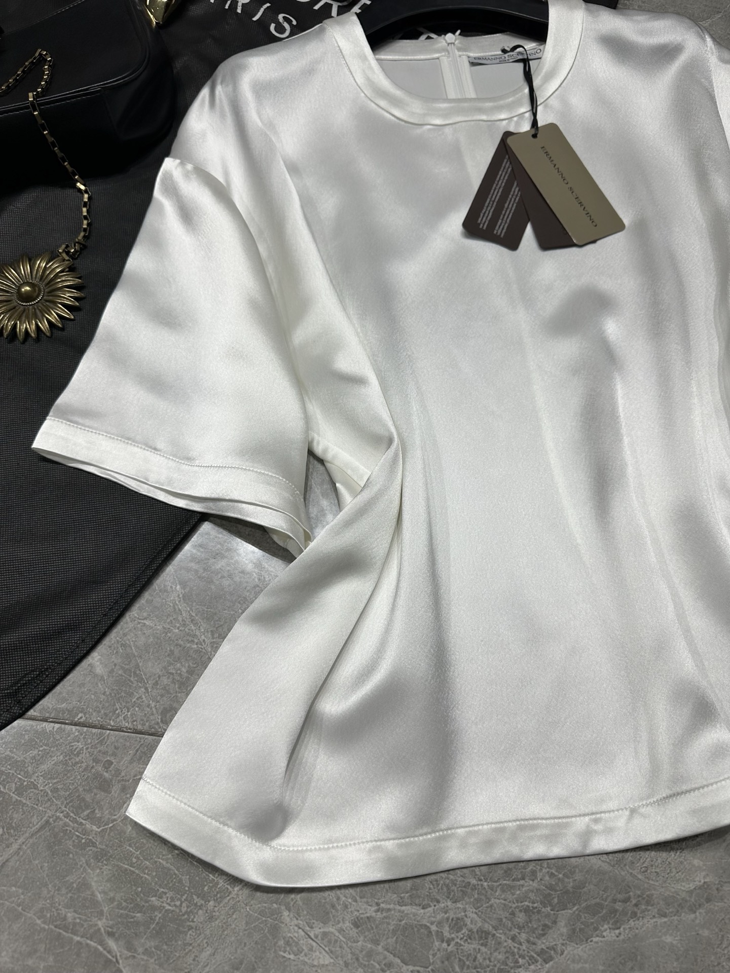 “ERMANNO SCERVI Spring New Series: Stylish Female Suit and Acoustic T-shirts” - 图片 3