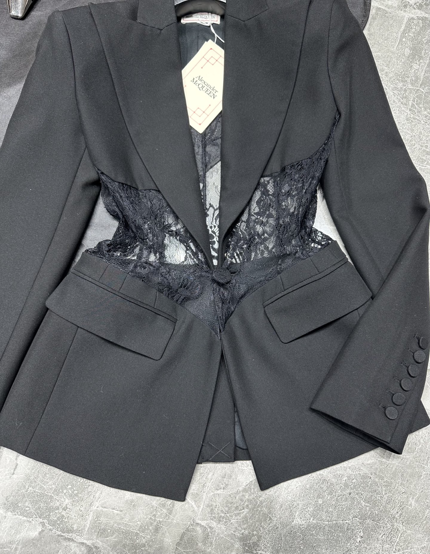 Fashionable and Versatile Female Suit by Alexander McQueen: P1272 Collection Highlights - 图片 5