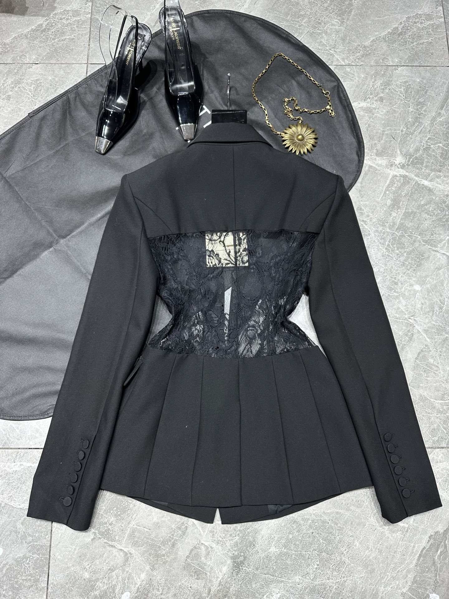 Fashionable and Versatile Female Suit by Alexander McQueen: P1272 Collection Highlights - 图片 8