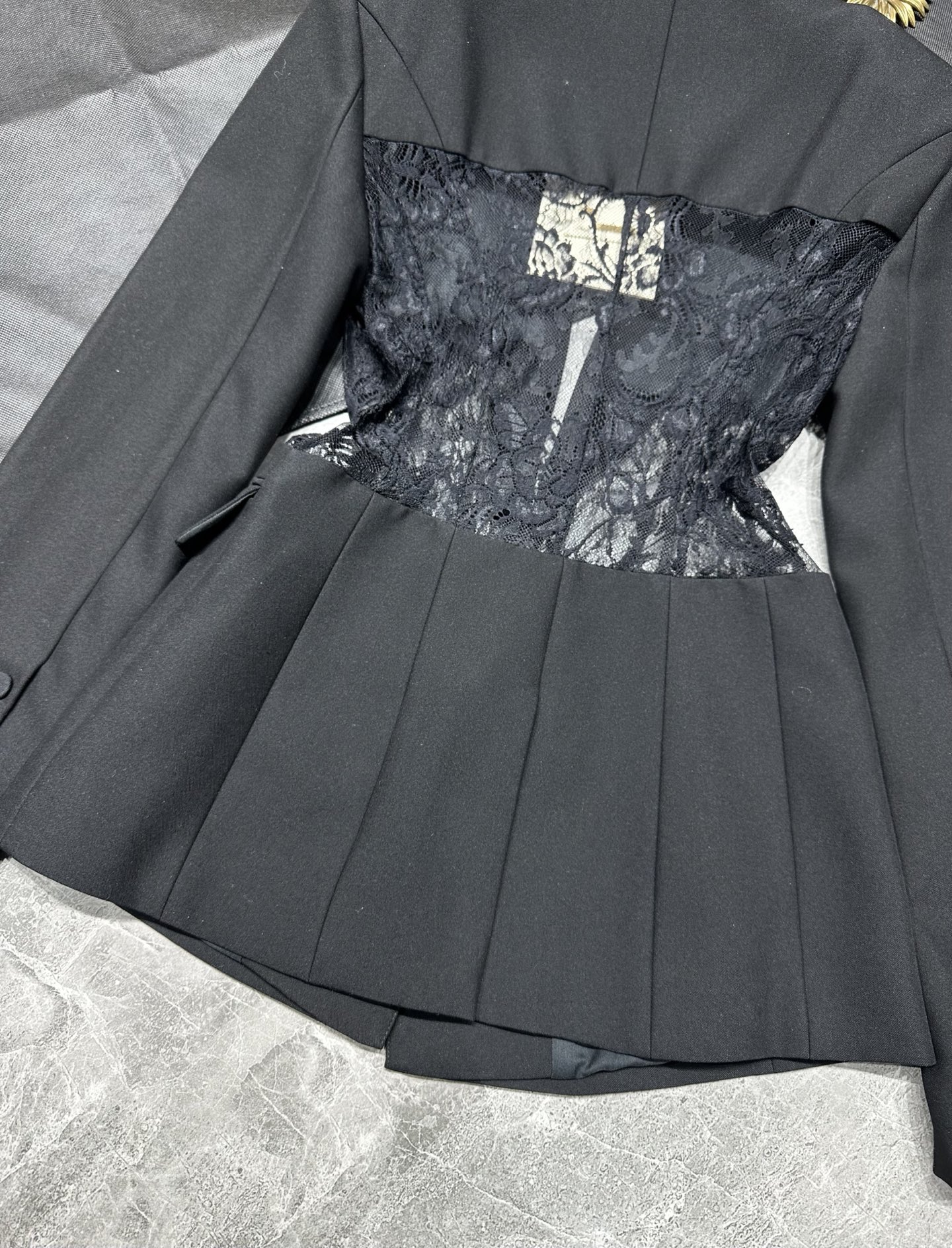 Fashionable and Versatile Female Suit by Alexander McQueen: P1272 Collection Highlights - 图片 9