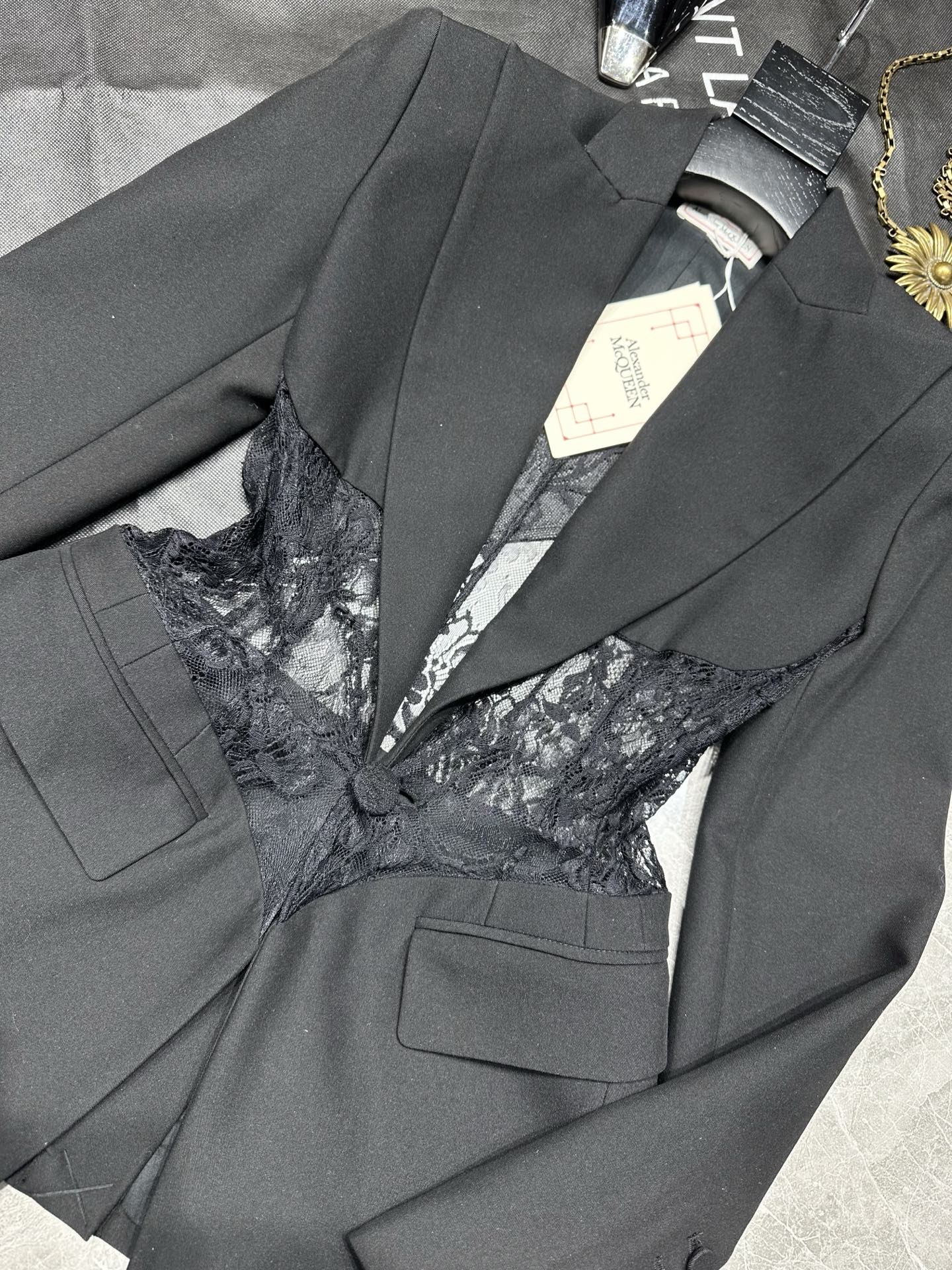 Fashionable and Versatile Female Suit by Alexander McQueen: P1272 Collection Highlights - 图片 4
