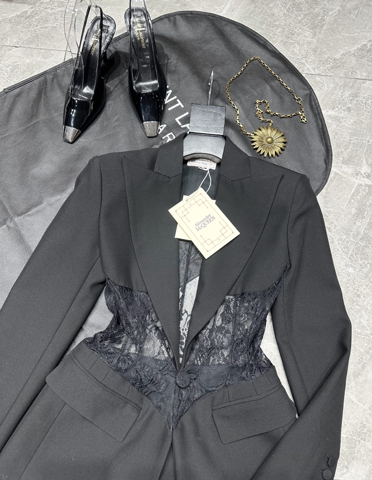 Fashionable and Versatile Female Suit by Alexander McQueen: P1272 Collection Highlights - 图片 2