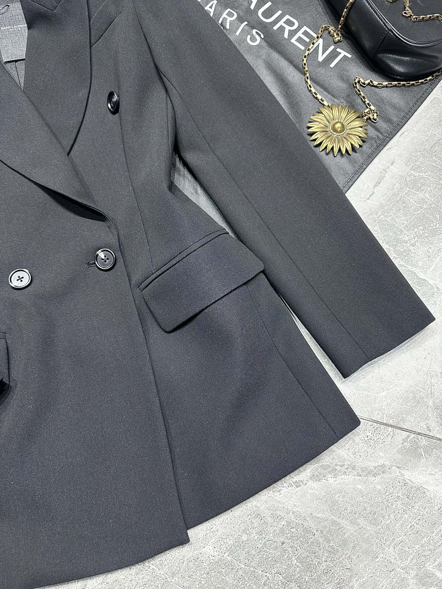 “SAINT LAURE****2025 New Series: Kenpea Double-Deductible Female Suit Overview” - 图片 6