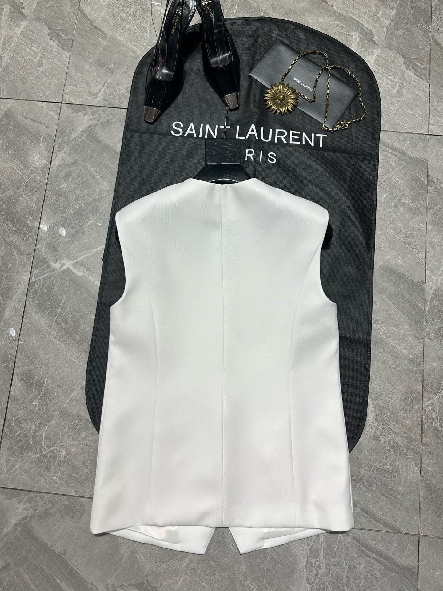 Saint Laur**** New Series: Single-Size Female Suit Packed with Simple, Soft-Skinned Vests - 图片 9