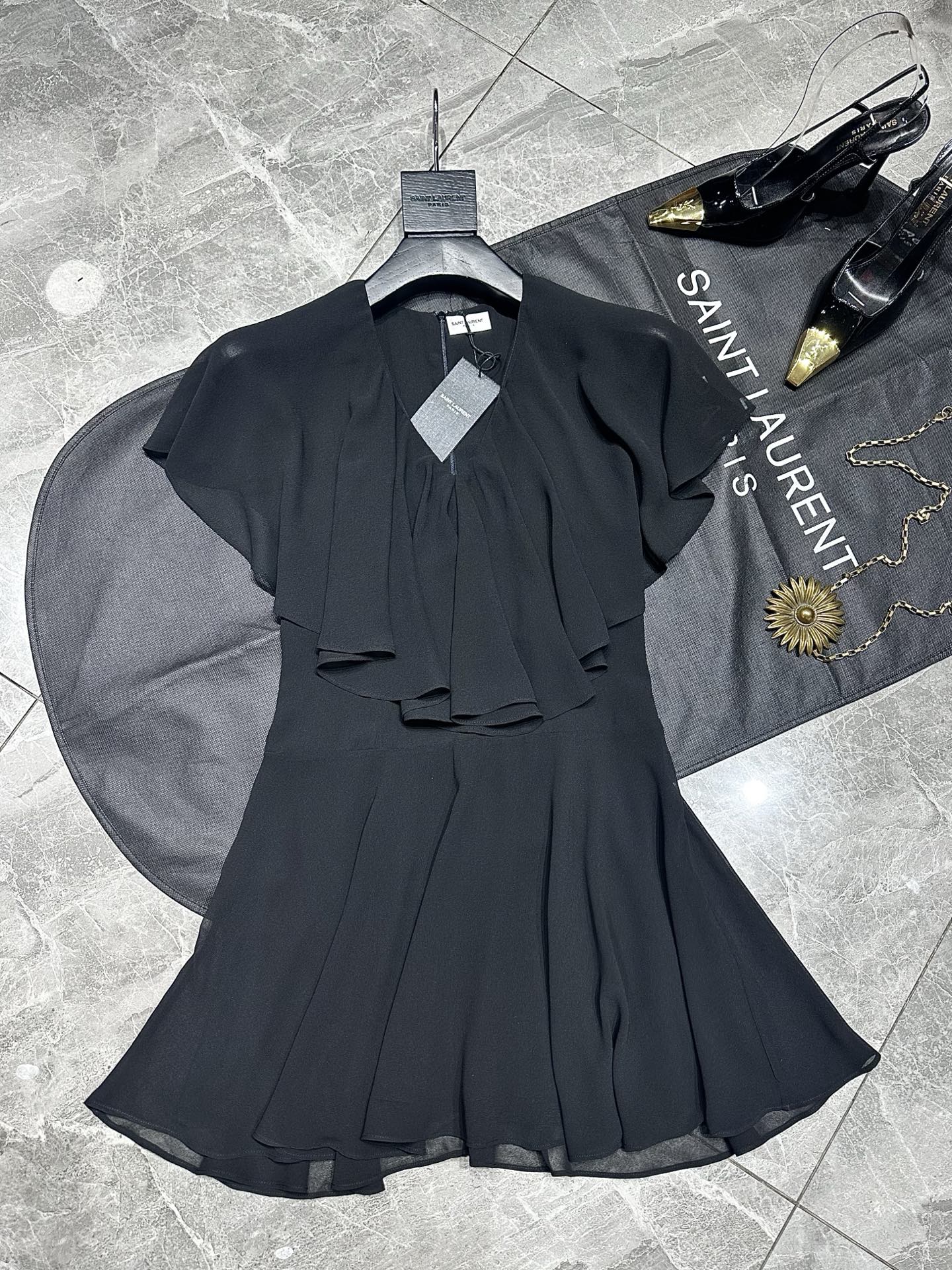 Stylish Saint Laurent Dress: Chic, Modern, and Versatile Design for Women. - 图片 1