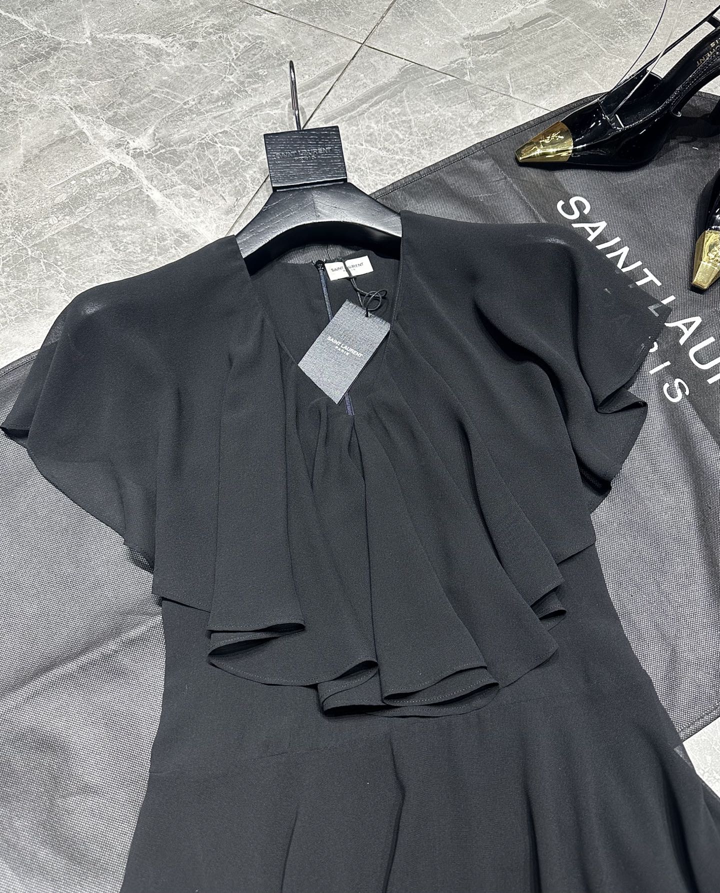 Stylish Saint Laurent Dress: Chic, Modern, and Versatile Design for Women. - 图片 2