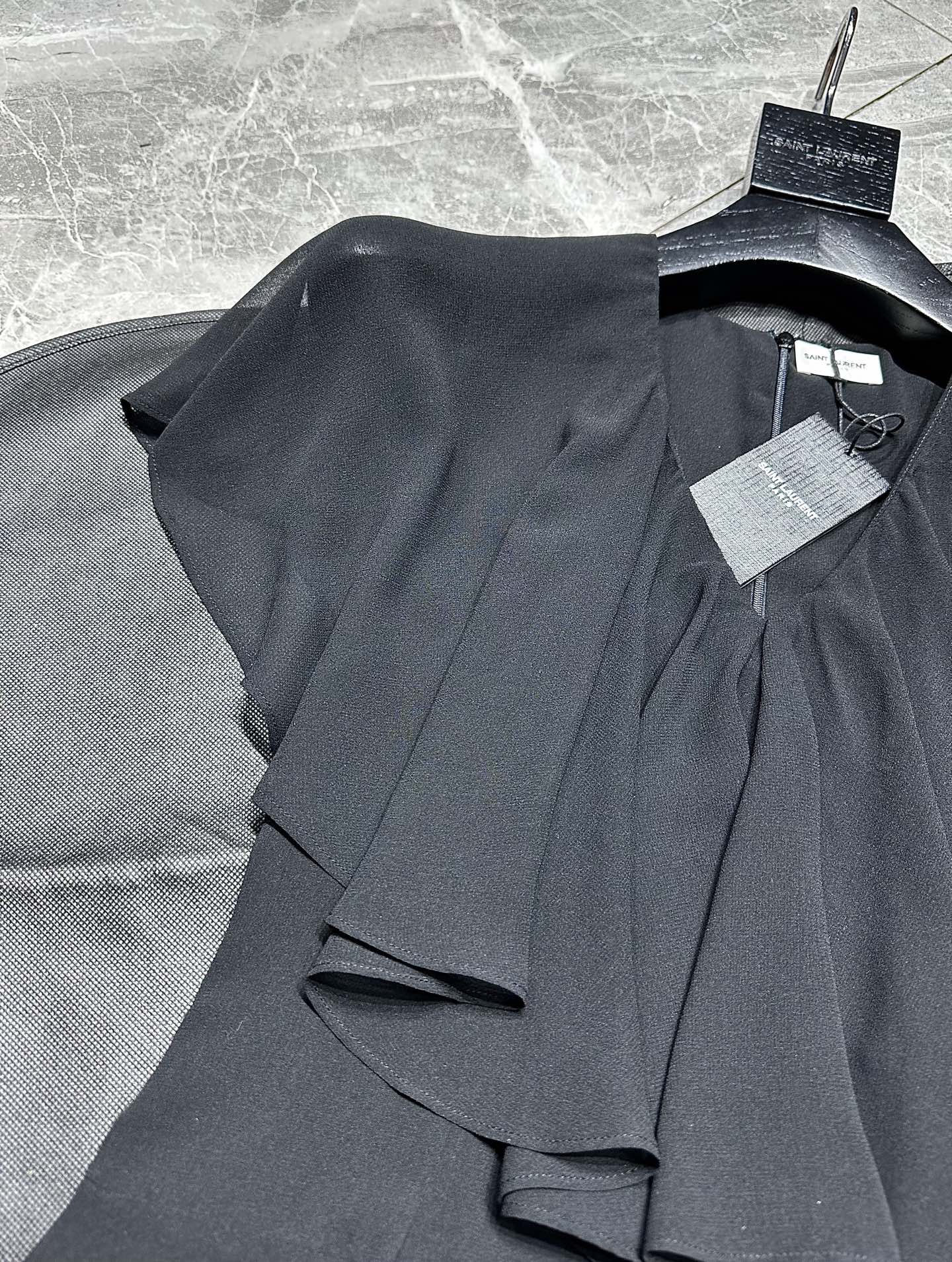 Stylish Saint Laurent Dress: Chic, Modern, and Versatile Design for Women. - 图片 4