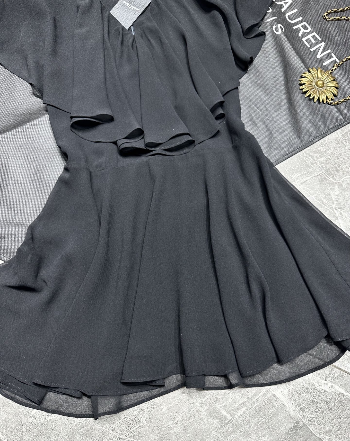 Stylish Saint Laurent Dress: Chic, Modern, and Versatile Design for Women. - 图片 5