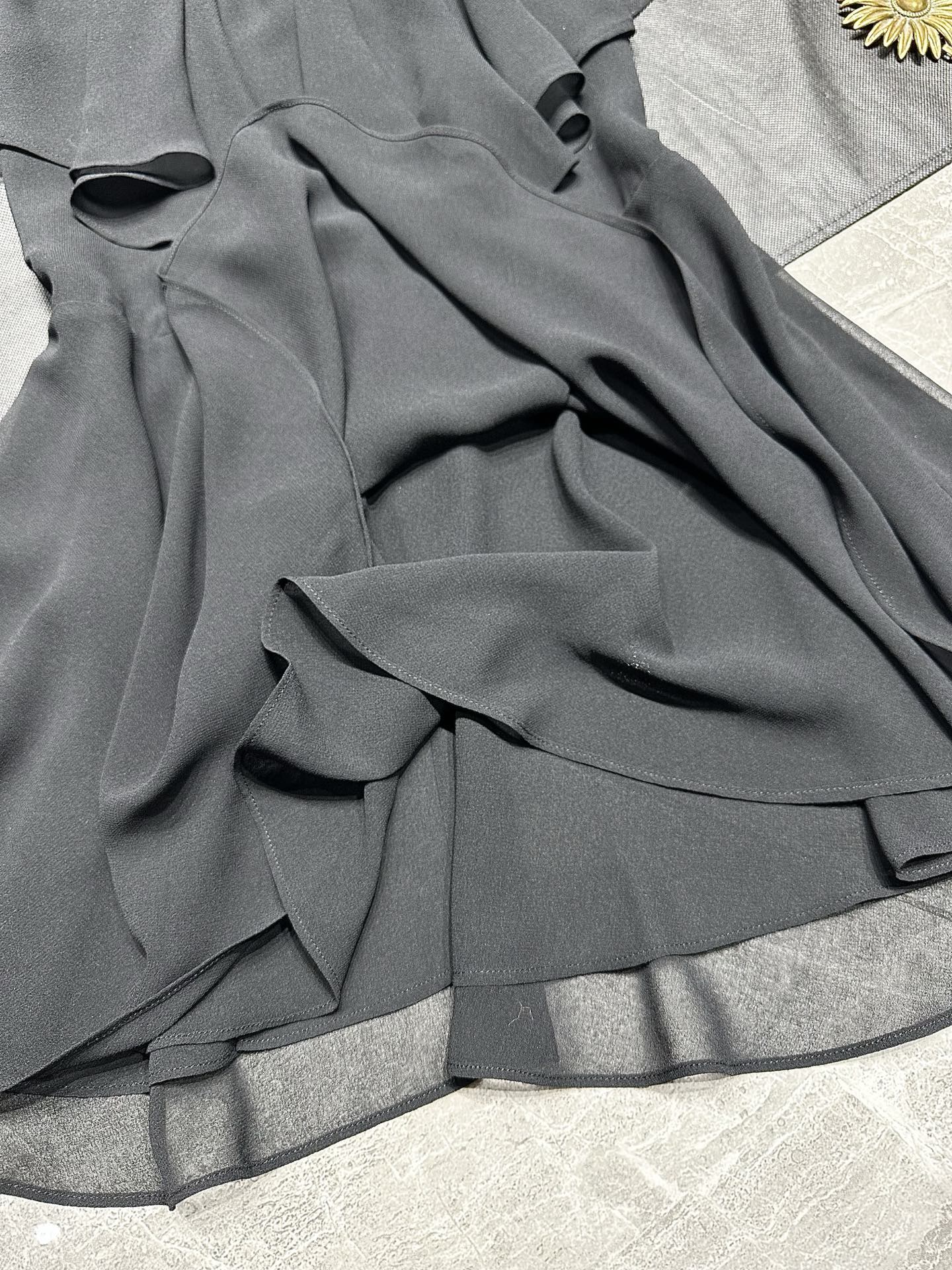 Stylish Saint Laurent Dress: Chic, Modern, and Versatile Design for Women. - 图片 6