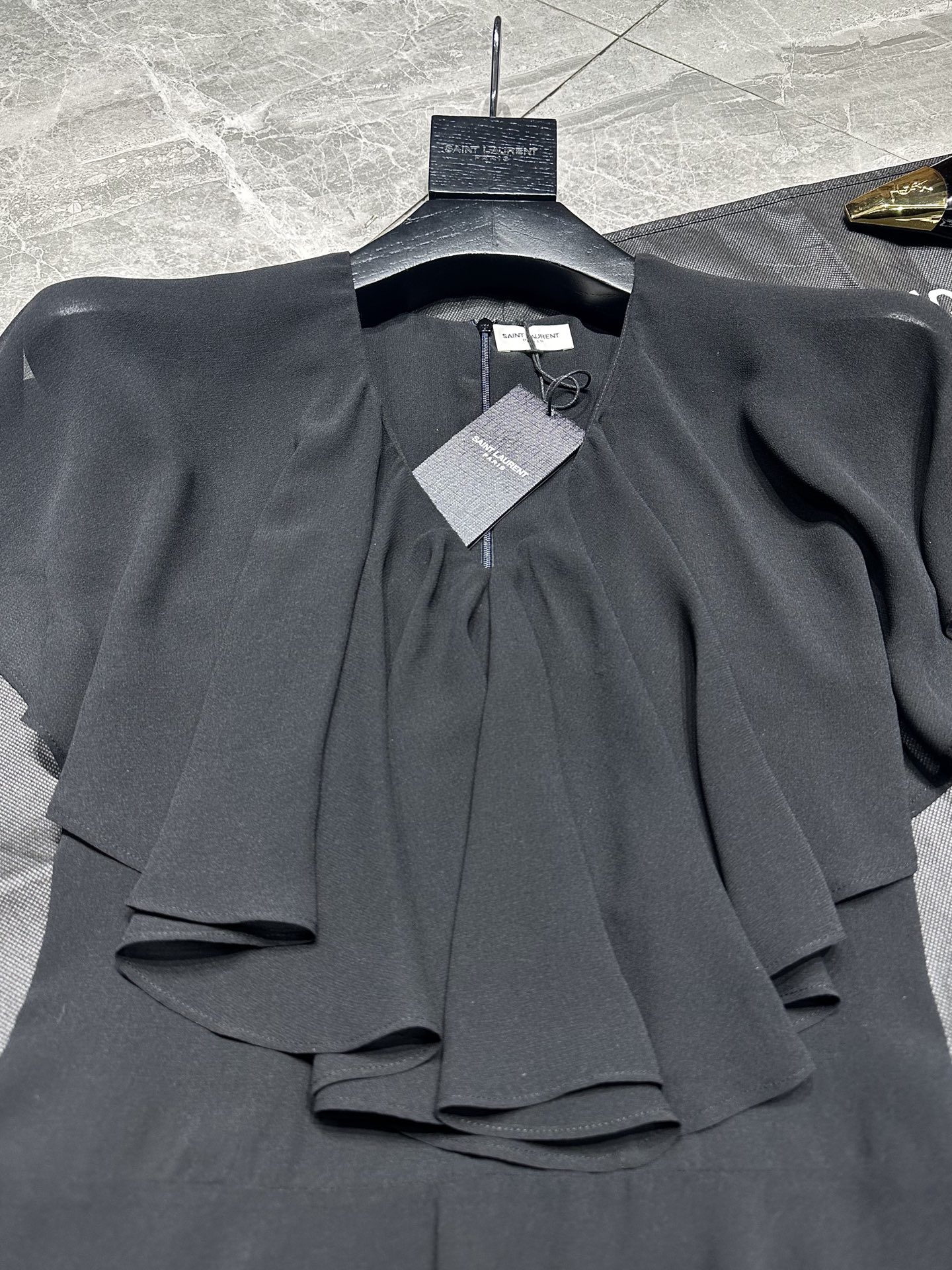 Stylish Saint Laurent Dress: Chic, Modern, and Versatile Design for Women. - 图片 3