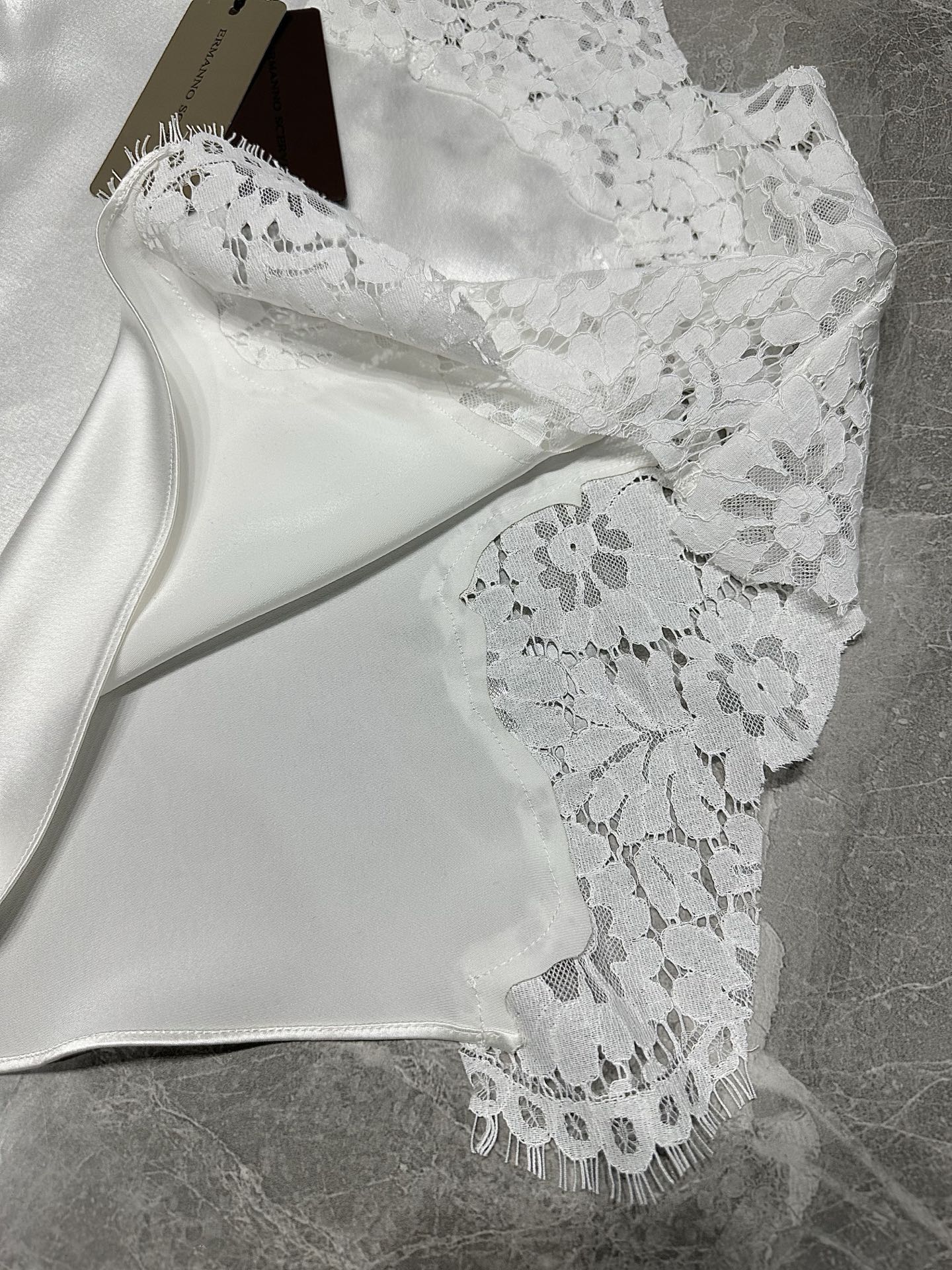 Ermanno Scervino’s Summer Vests: Acid Triad Import with Radish-Inspired Design - 图片 5