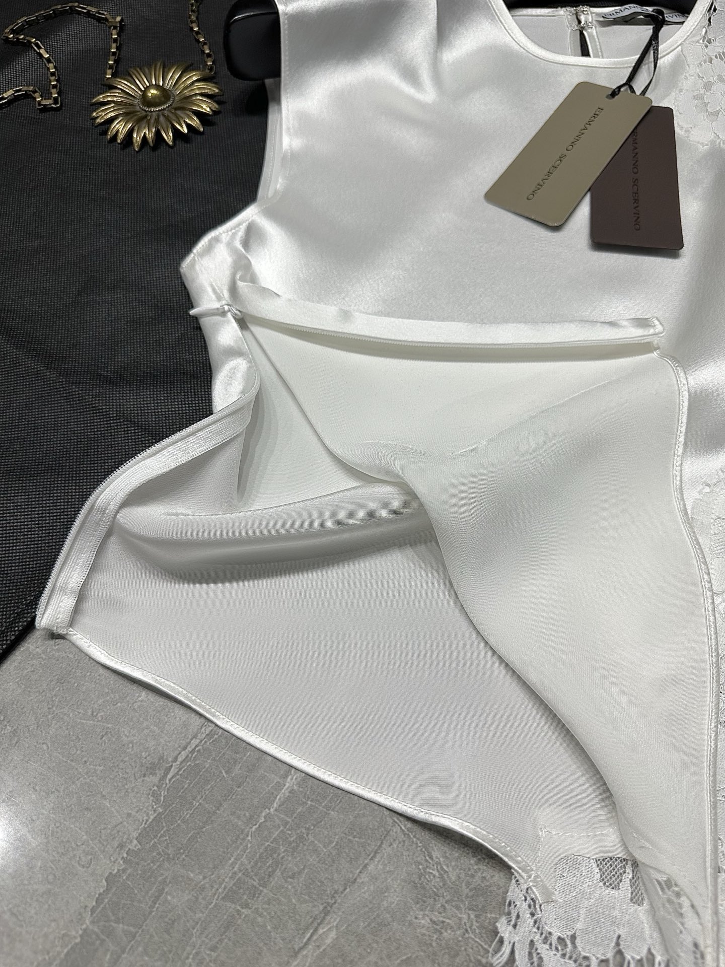 Ermanno Scervino’s Summer Vests: Acid Triad Import with Radish-Inspired Design - 图片 8