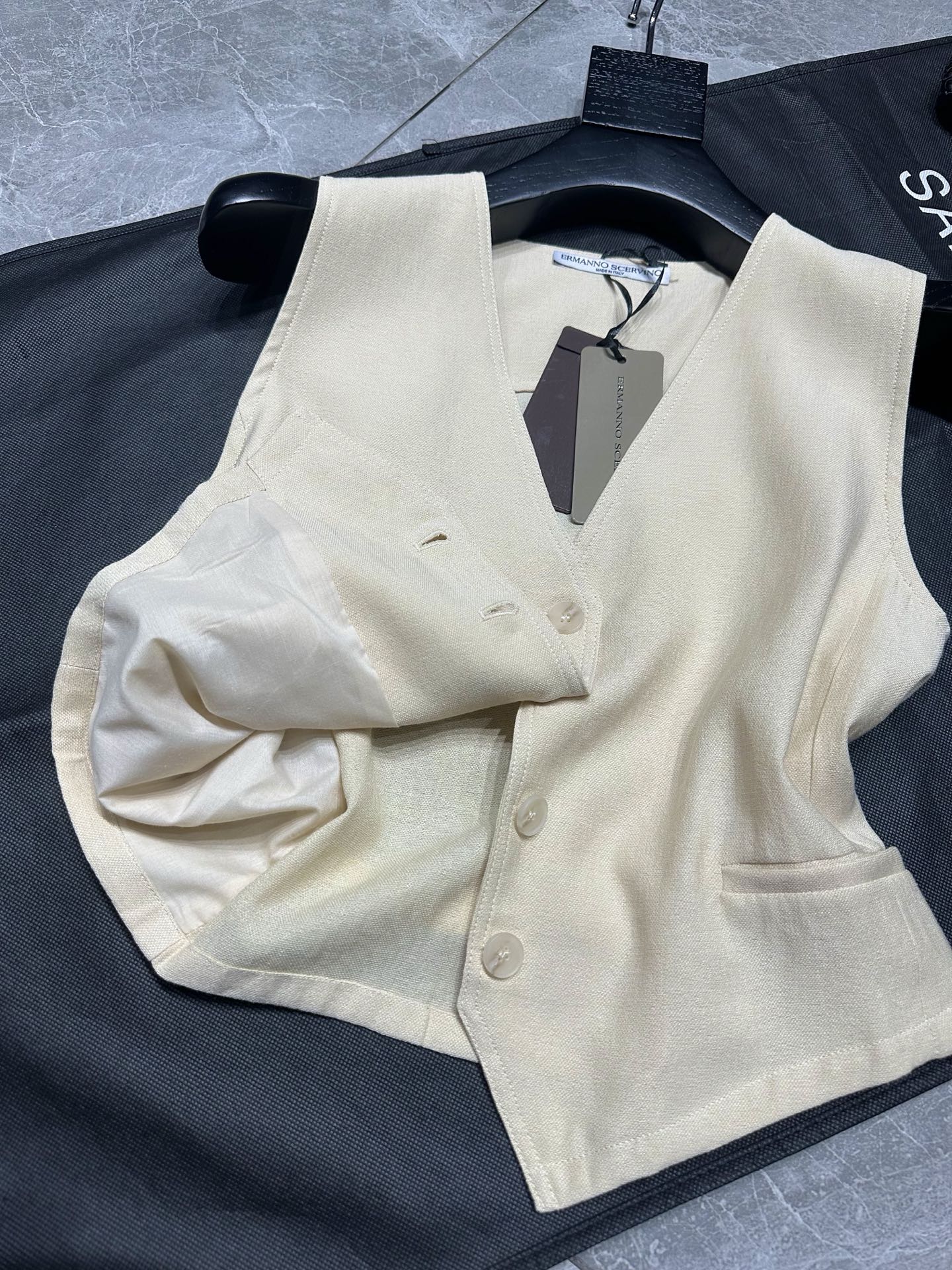 Ermanno Scervino 25 SS New Series: Scavenging Female Suit with Retro V-Collar Design - 图片 5