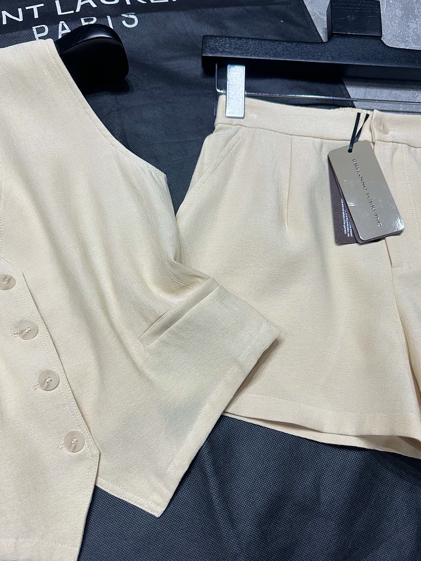 Ermanno Scervino 25 SS New Series: Scavenging Female Suit with Retro V-Collar Design - 图片 2