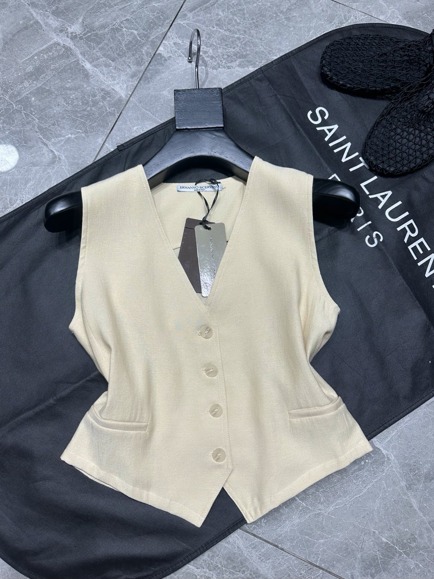 Ermanno Scervino 25 SS New Series: Scavenging Female Suit with Retro V-Collar Design - 图片 4
