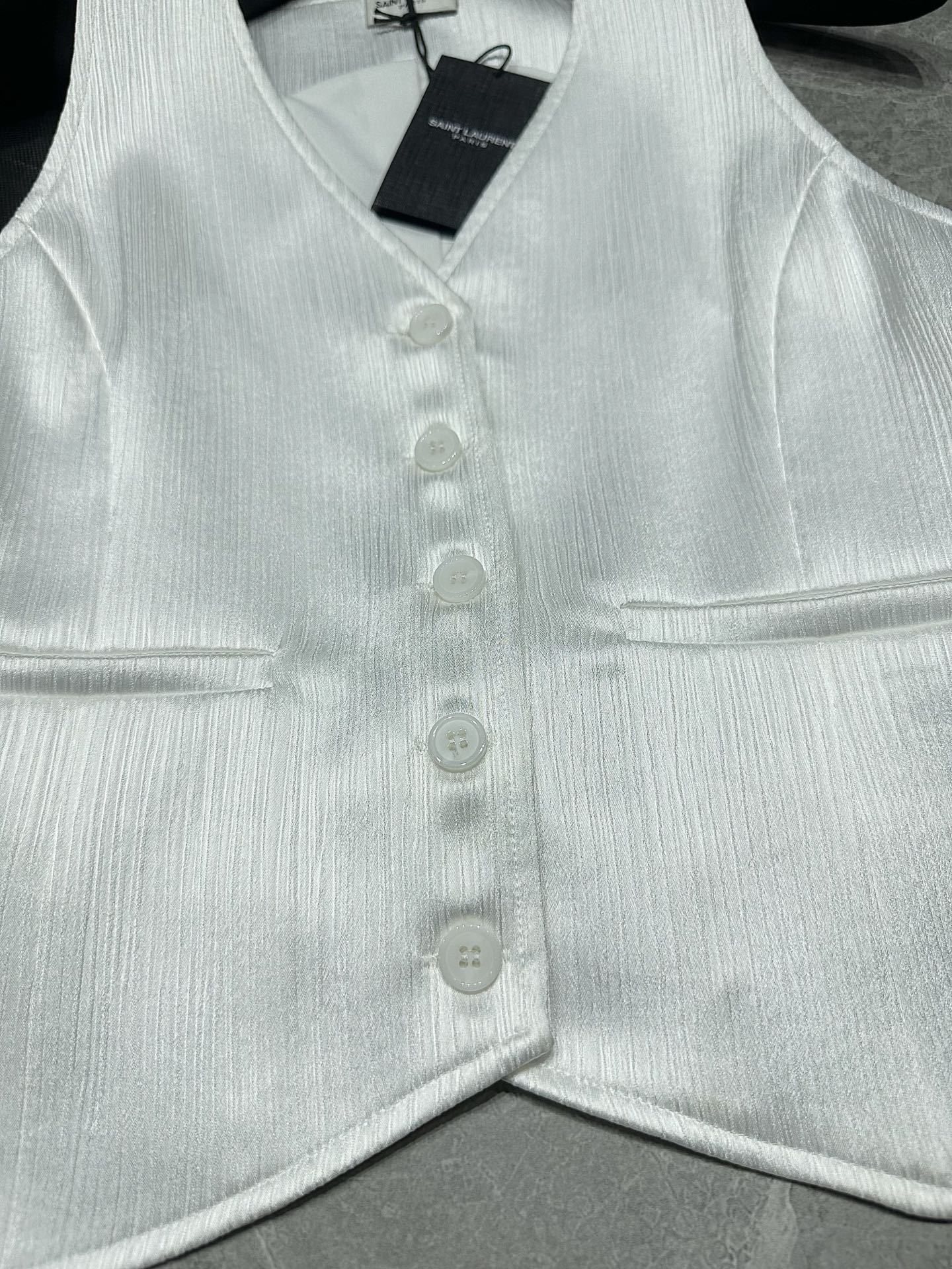 Saint Laurent Spring/Summer Series: One-Size-Fits-All Female Suit with Modern Design - 图片 4