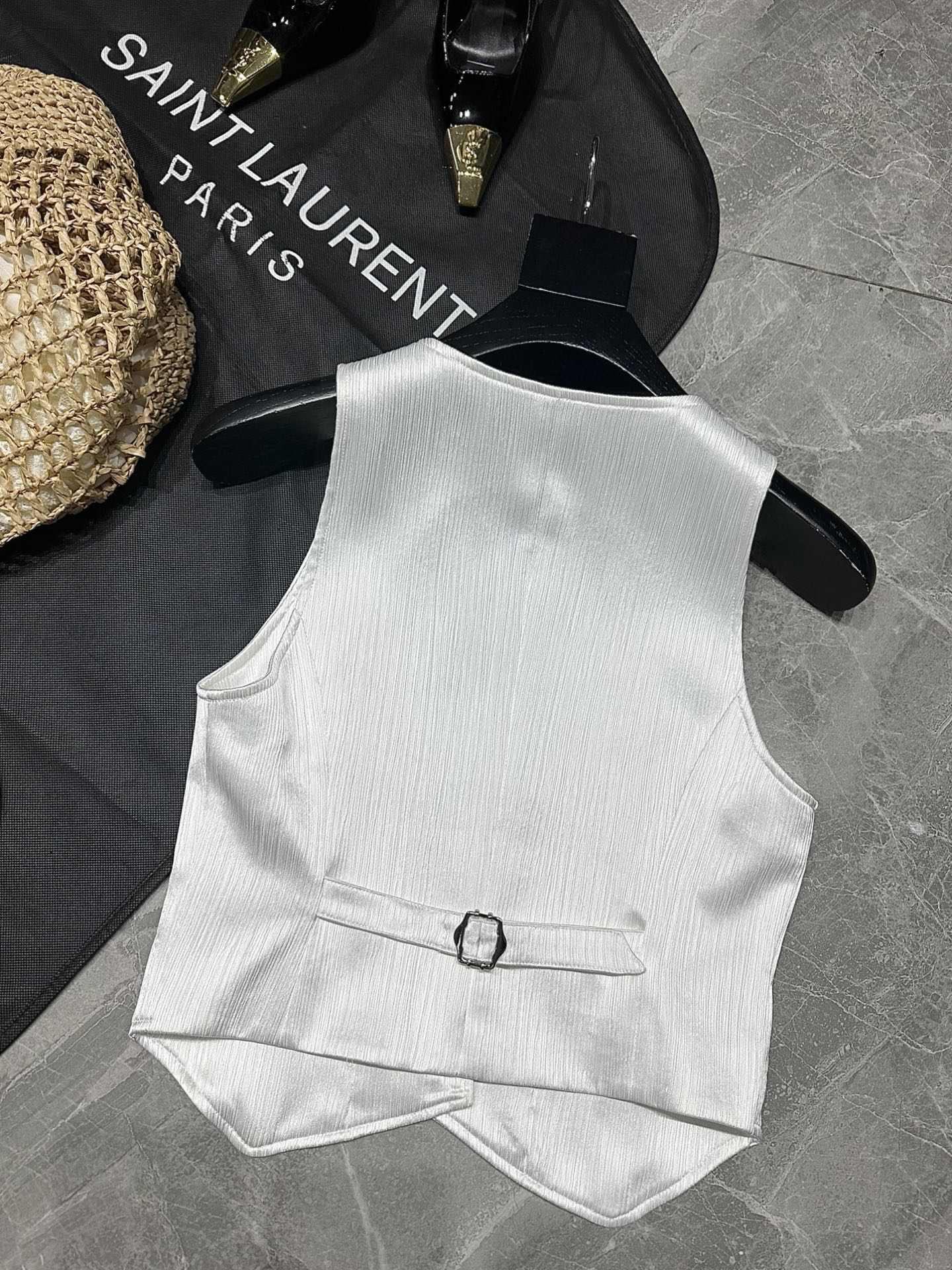 Saint Laurent Spring/Summer Series: One-Size-Fits-All Female Suit with Modern Design - 图片 6