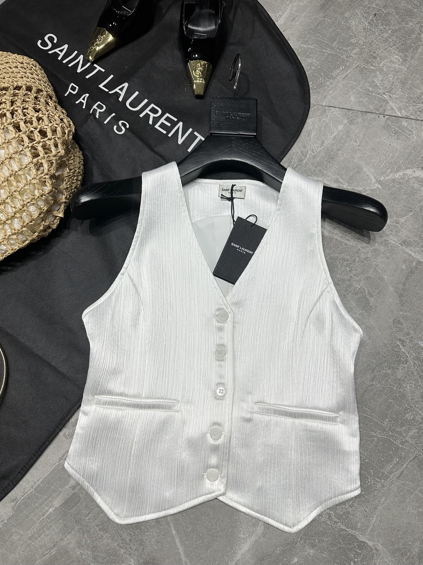 Saint Laurent Spring/Summer Series: One-Size-Fits-All Female Suit with Modern Design - 图片 1