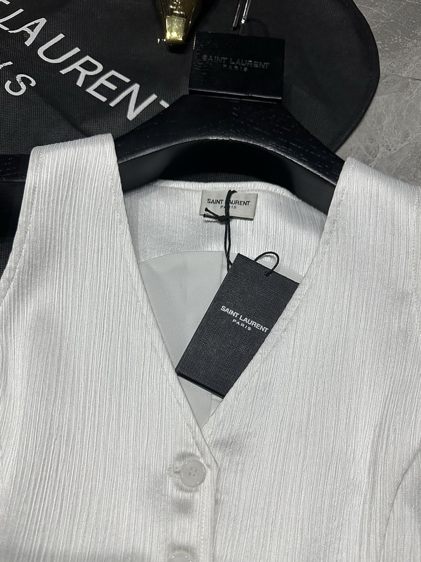 Saint Laurent Spring/Summer Series: One-Size-Fits-All Female Suit with Modern Design - 图片 3