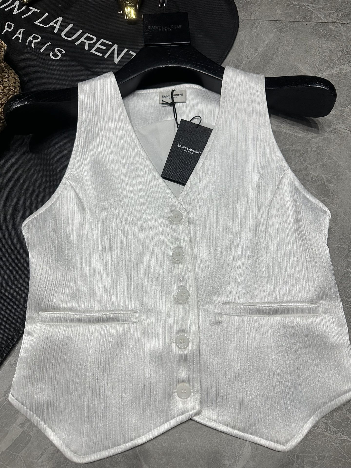 Saint Laurent Spring/Summer Series: One-Size-Fits-All Female Suit with Modern Design - 图片 2