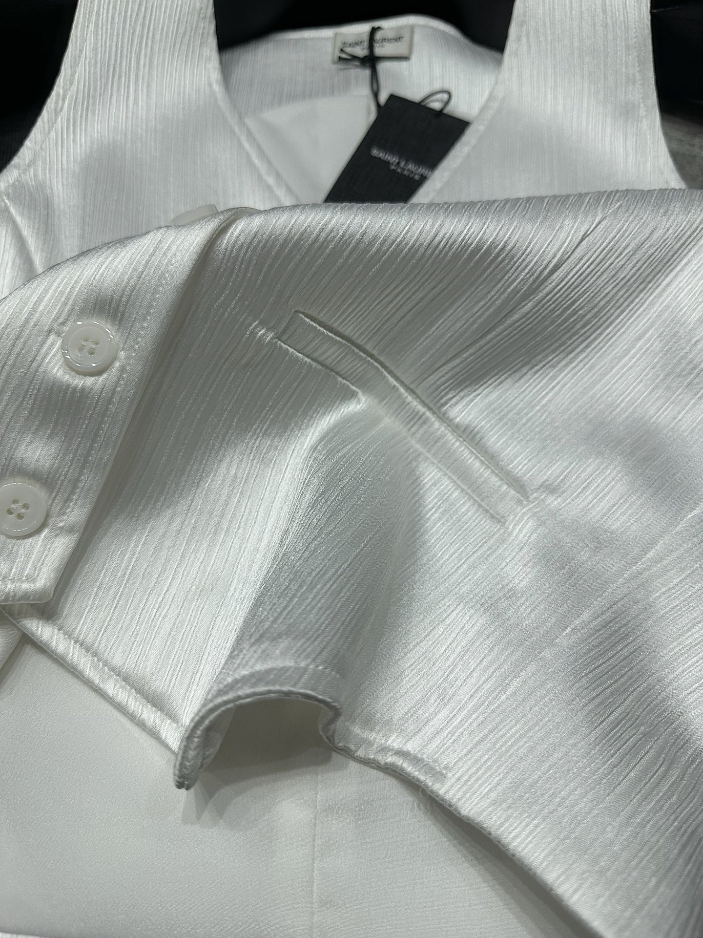 Saint Laurent Spring/Summer Series: One-Size-Fits-All Female Suit with Modern Design - 图片 5