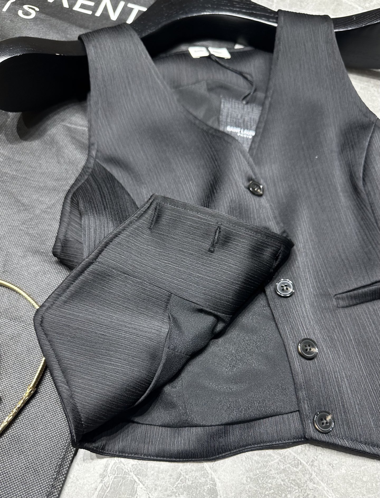 Saint Laurent Spring/Summer 25 Collection: Original Femininity, Modern Design, Monochrome Elegance - 图片 4