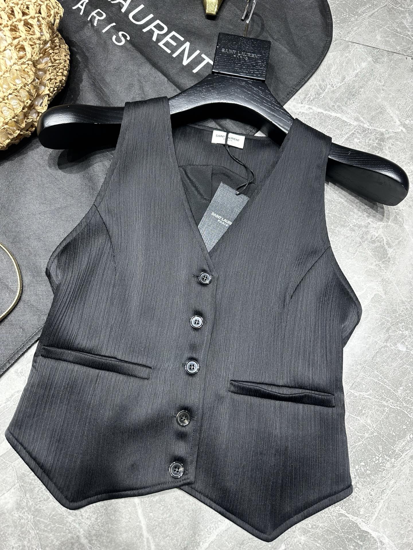 Saint Laurent Spring/Summer 25 Collection: Original Femininity, Modern Design, Monochrome Elegance - 图片 2