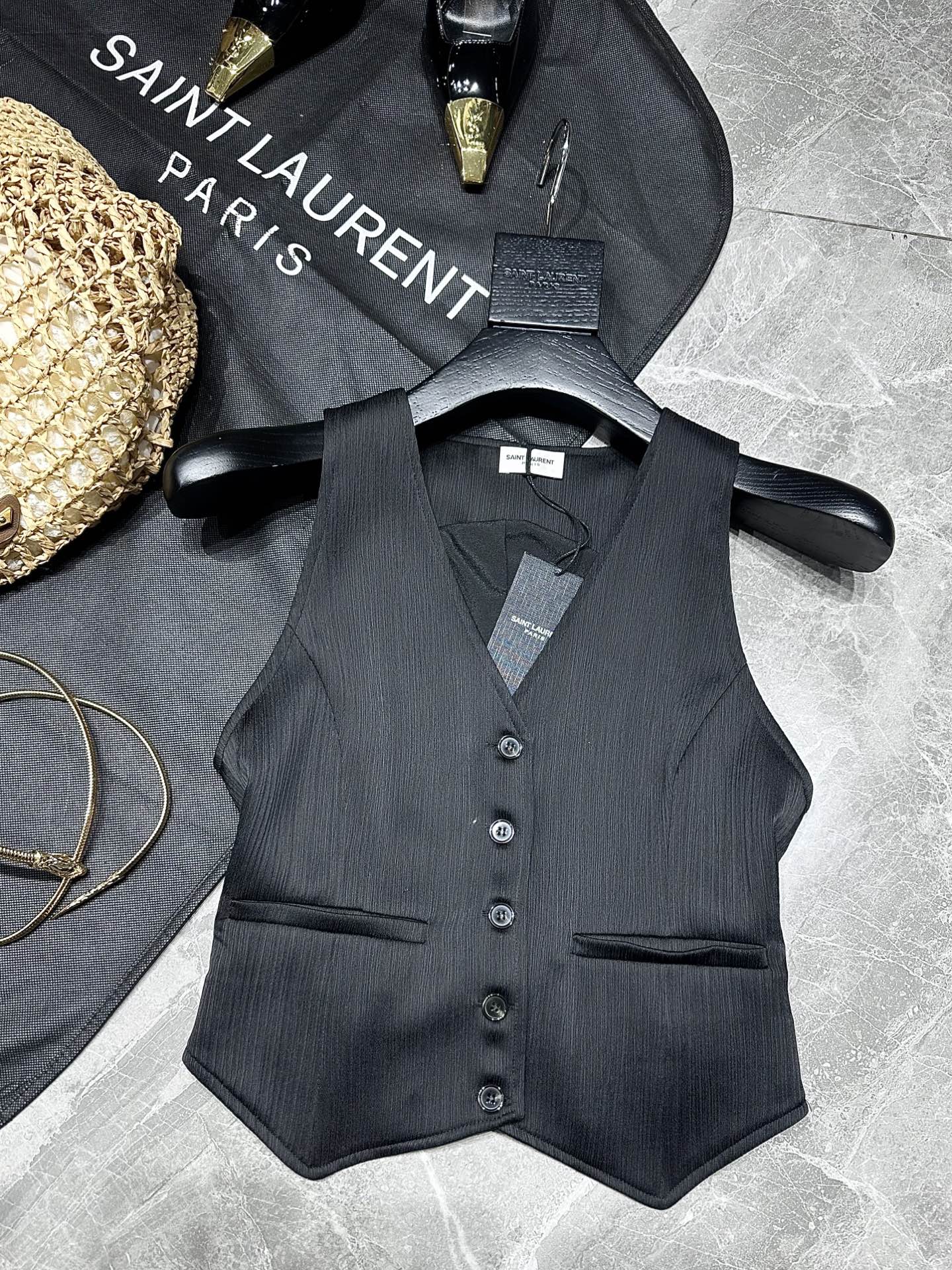 Saint Laurent Spring/Summer 25 Collection: Original Femininity, Modern Design, Monochrome Elegance - 图片 1