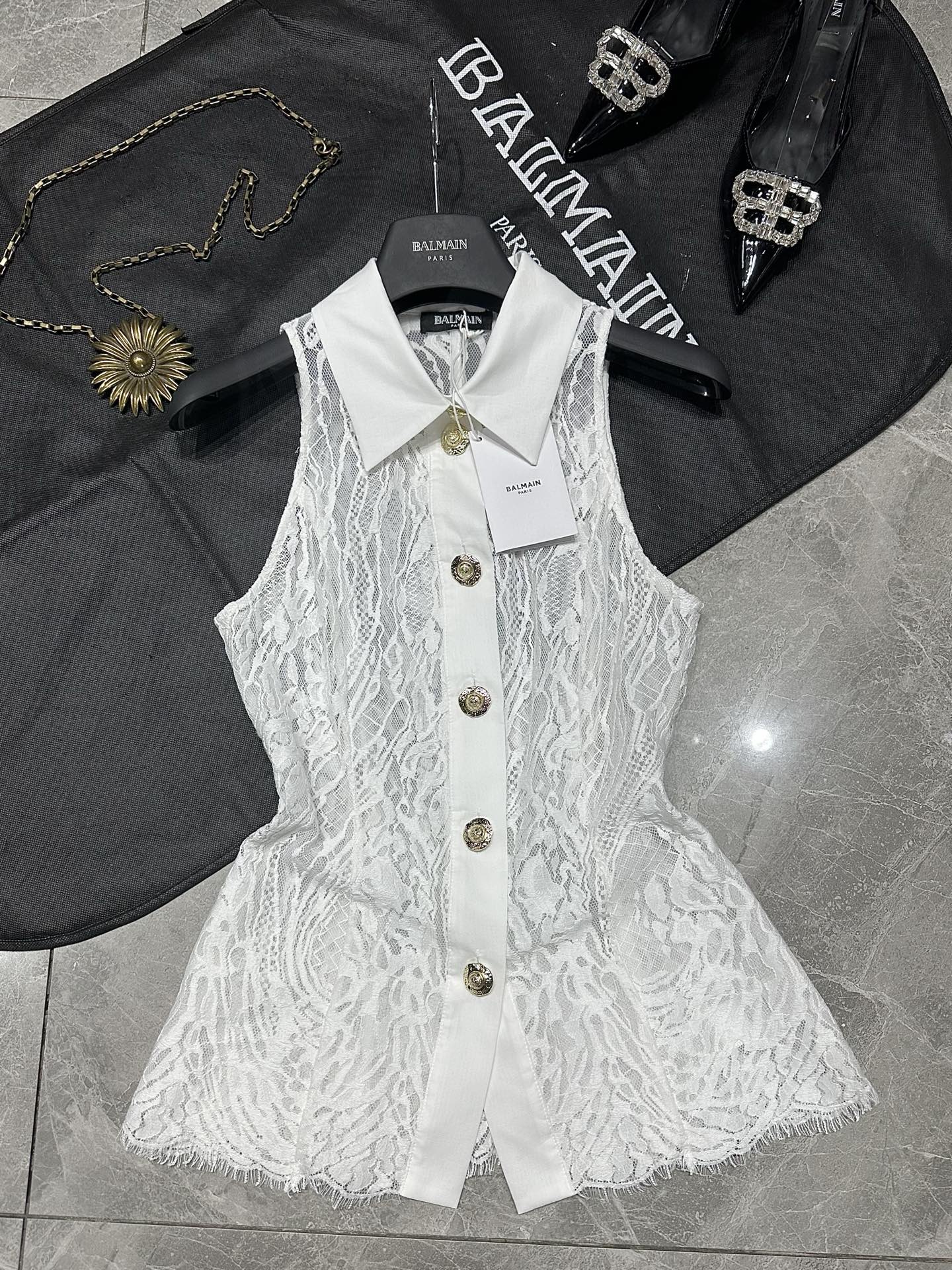 Stylish Female Dress from Balmain: Spring/Summer 25 Collection with Intricate Details - 图片 1