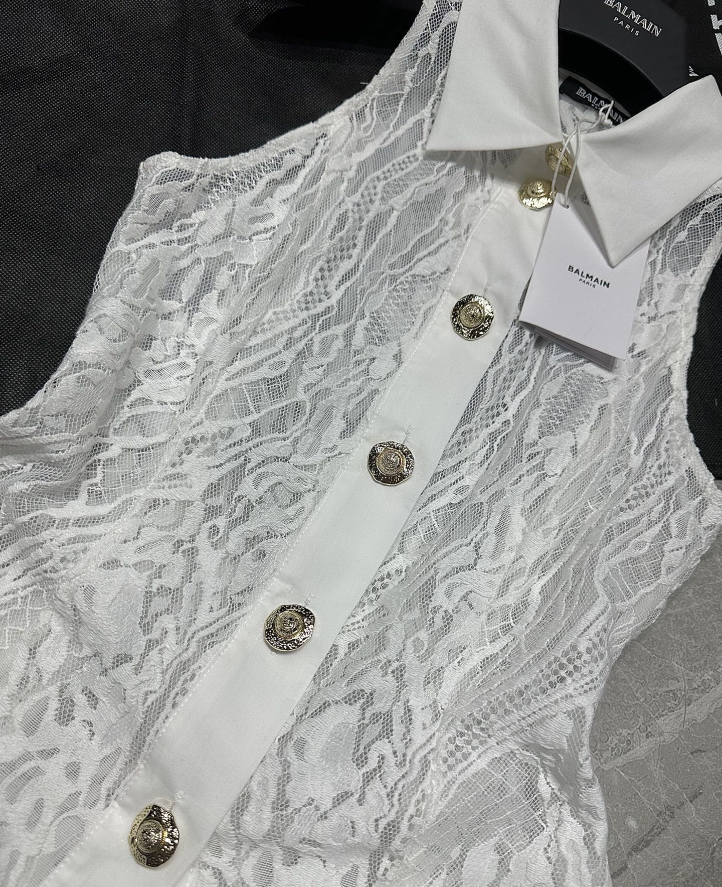 Stylish Female Dress from Balmain: Spring/Summer 25 Collection with Intricate Details - 图片 4