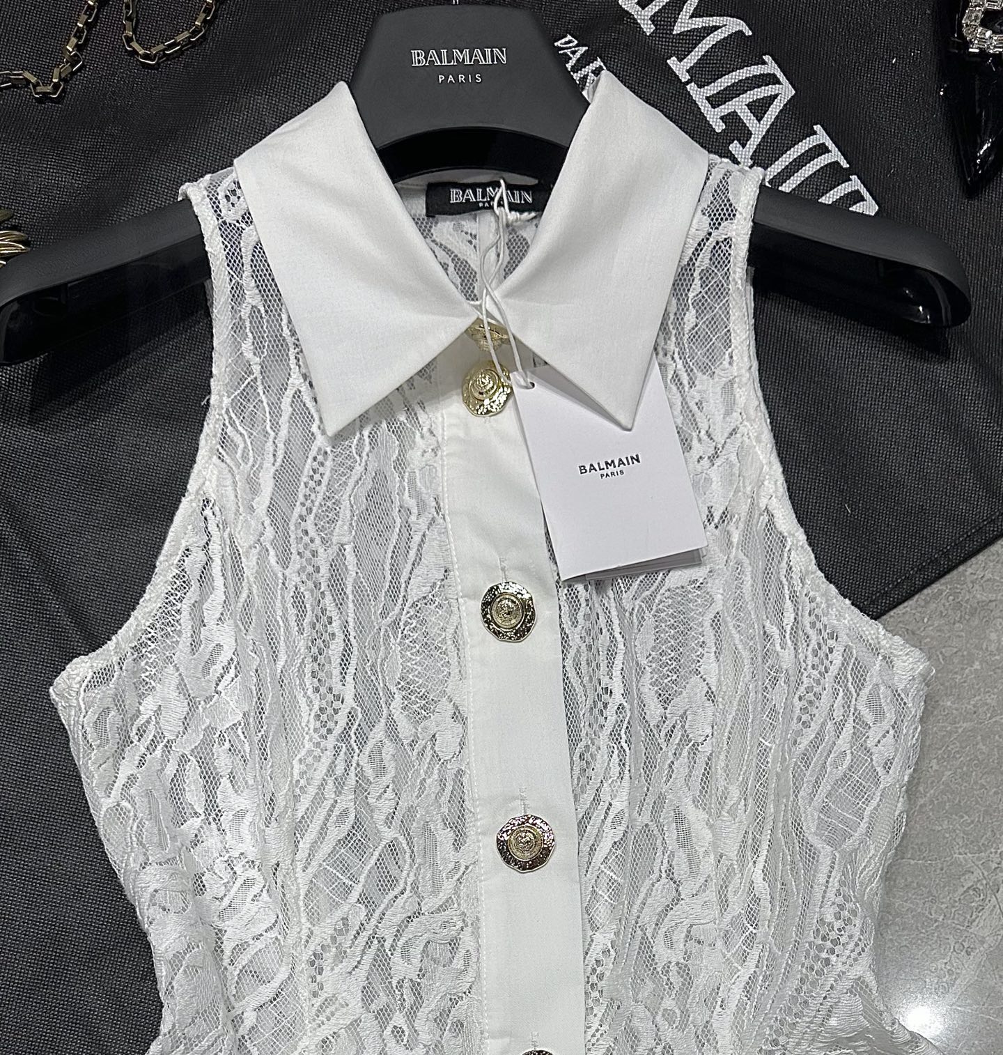 Stylish Female Dress from Balmain: Spring/Summer 25 Collection with Intricate Details - 图片 2