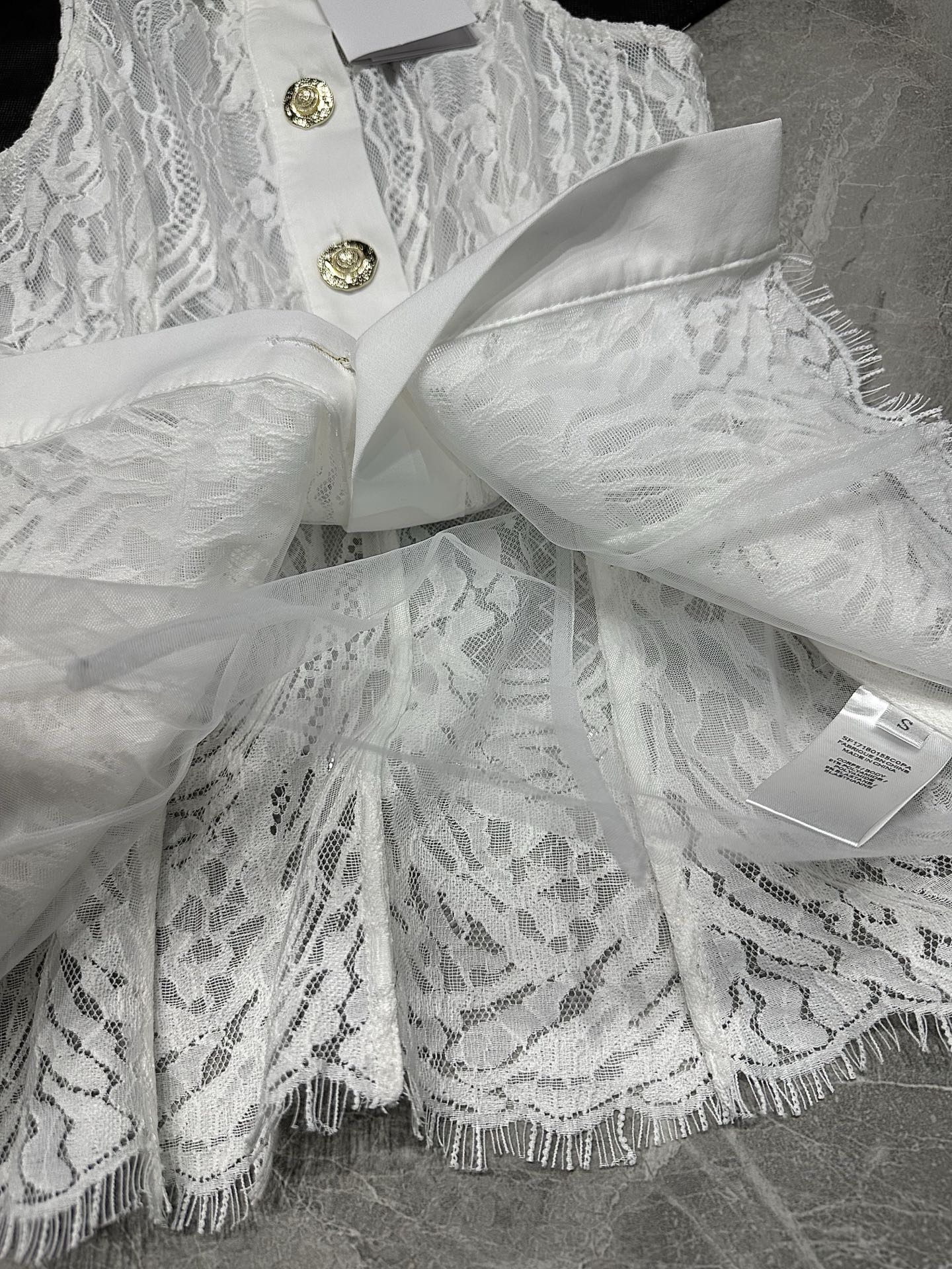 Stylish Female Dress from Balmain: Spring/Summer 25 Collection with Intricate Details - 图片 7