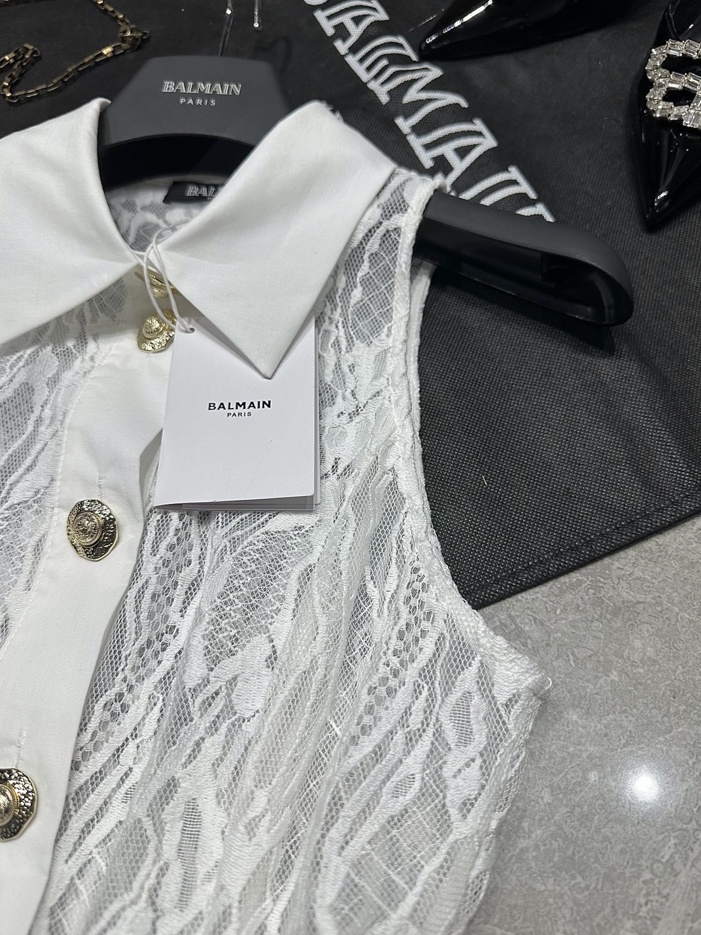 Stylish Female Dress from Balmain: Spring/Summer 25 Collection with Intricate Details - 图片 3