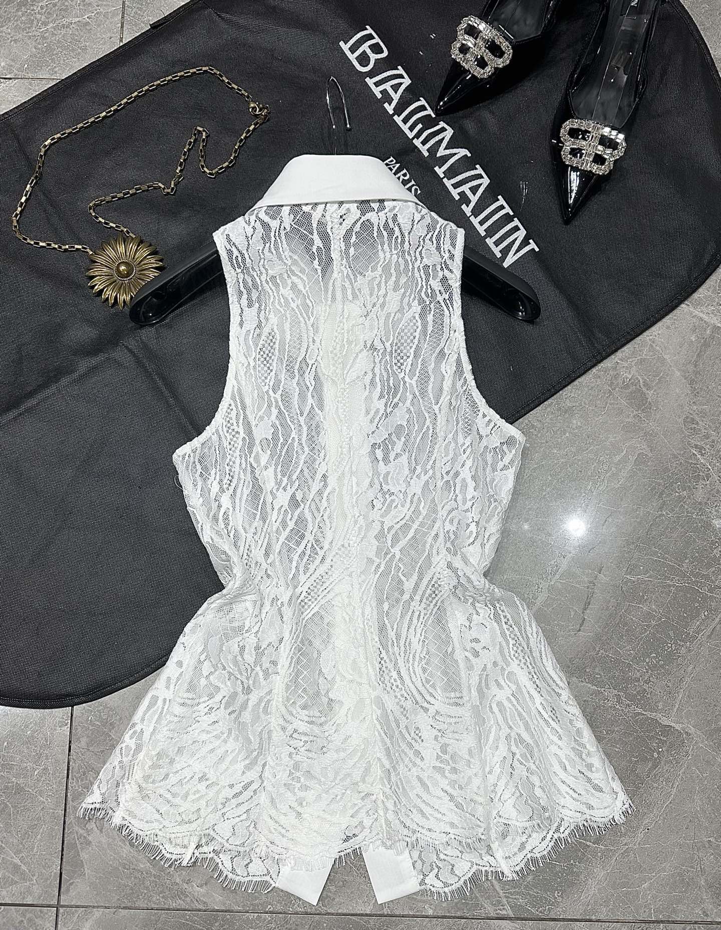 Stylish Female Dress from Balmain: Spring/Summer 25 Collection with Intricate Details - 图片 8