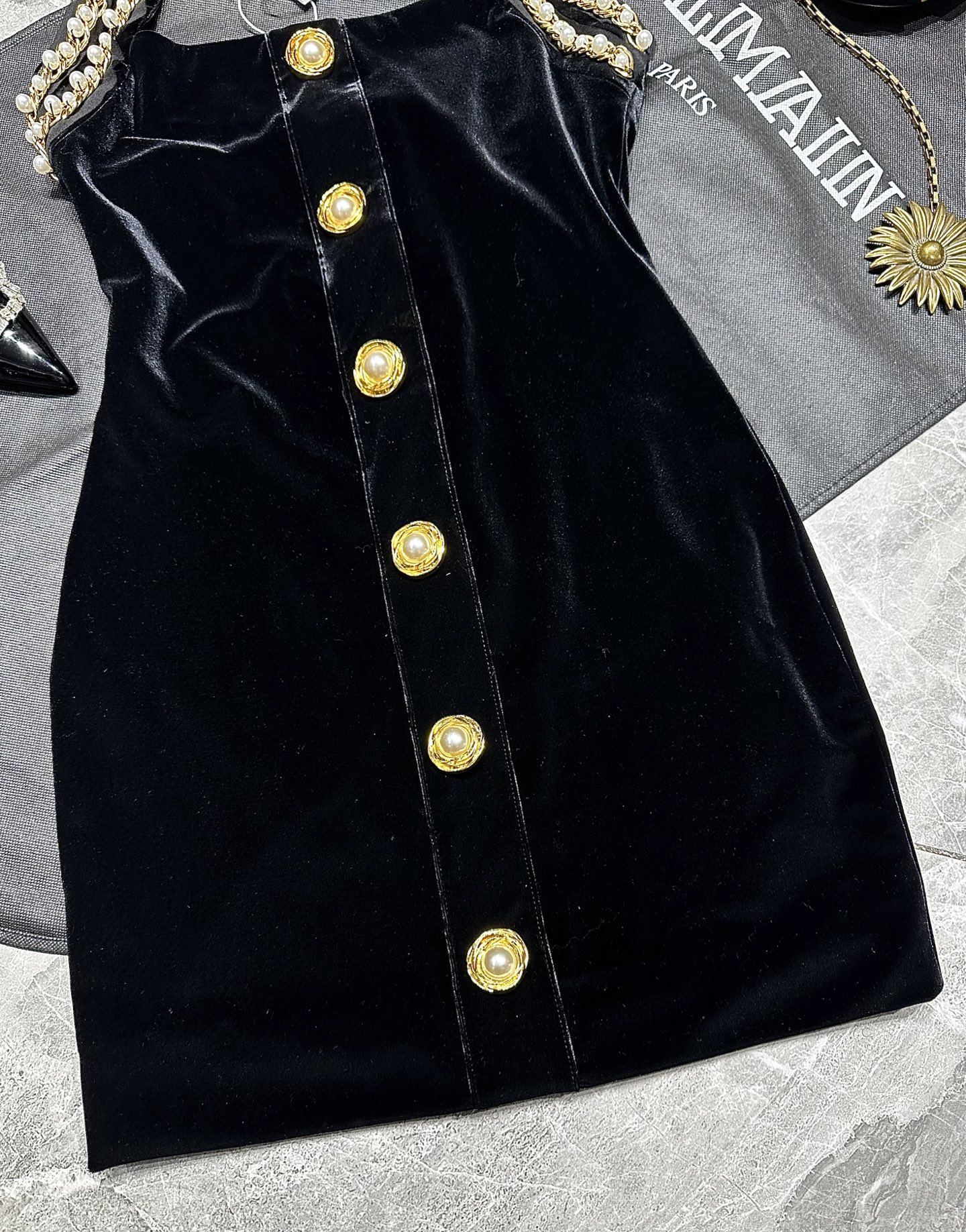 Balmain Fall-Winter Series: Exclusive Launch of Pearl Velvet Dress with Unique Hand-Made Craft - 图片 4