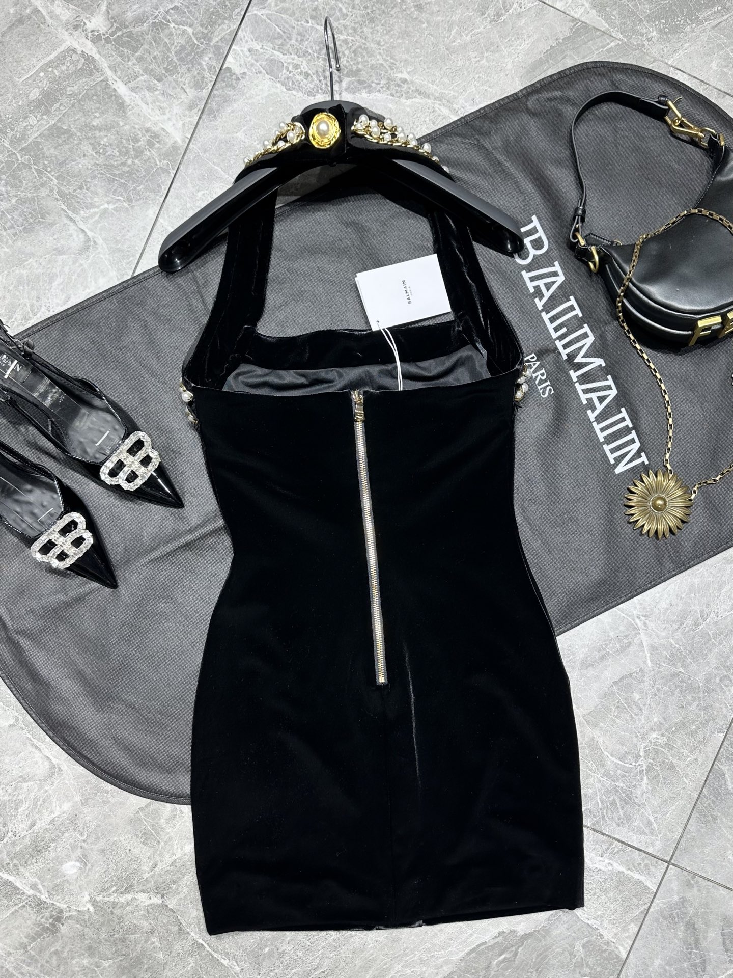 Balmain Fall-Winter Series: Exclusive Launch of Pearl Velvet Dress with Unique Hand-Made Craft - 图片 7