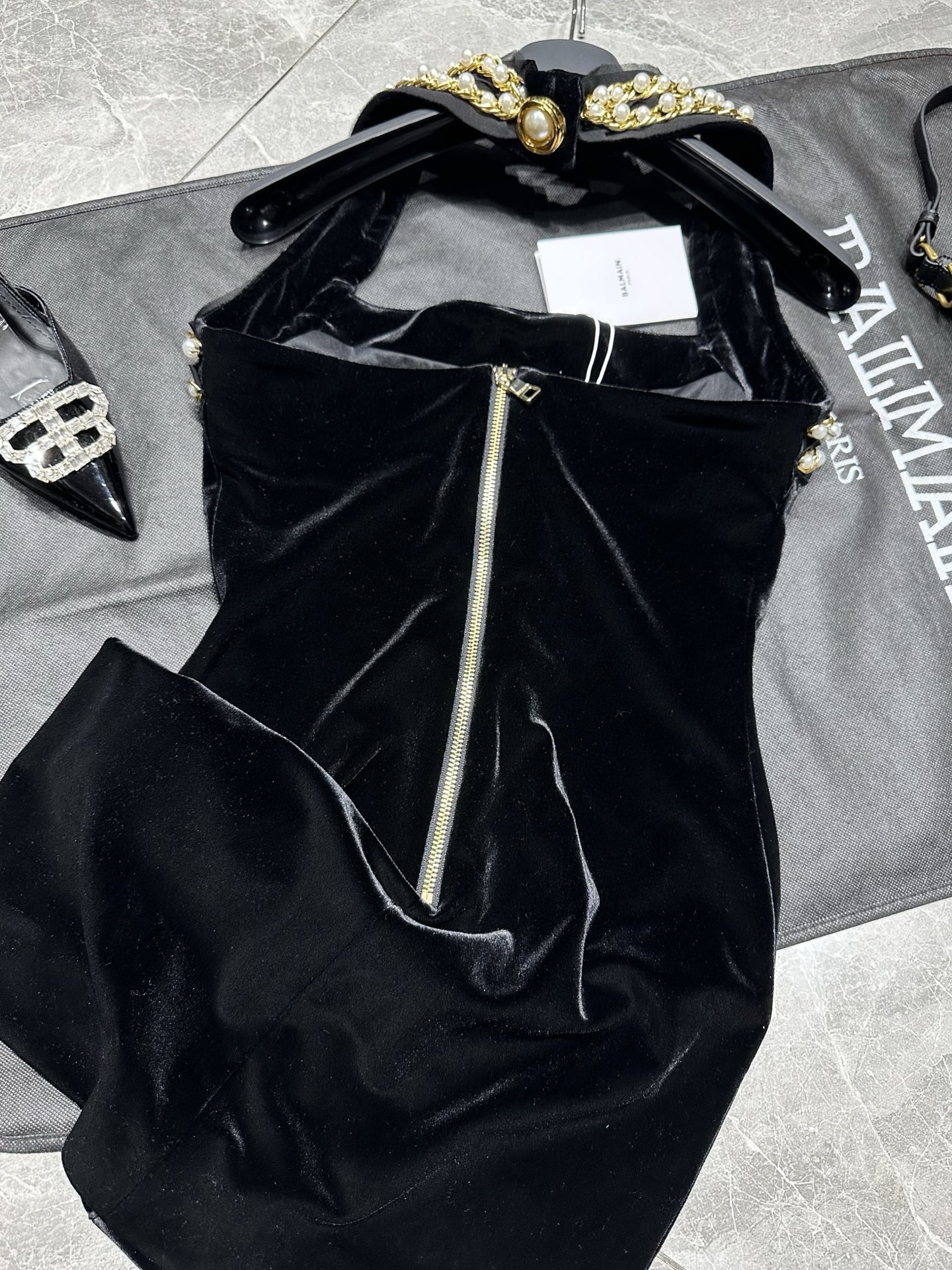 Balmain Fall-Winter Series: Exclusive Launch of Pearl Velvet Dress with Unique Hand-Made Craft - 图片 9