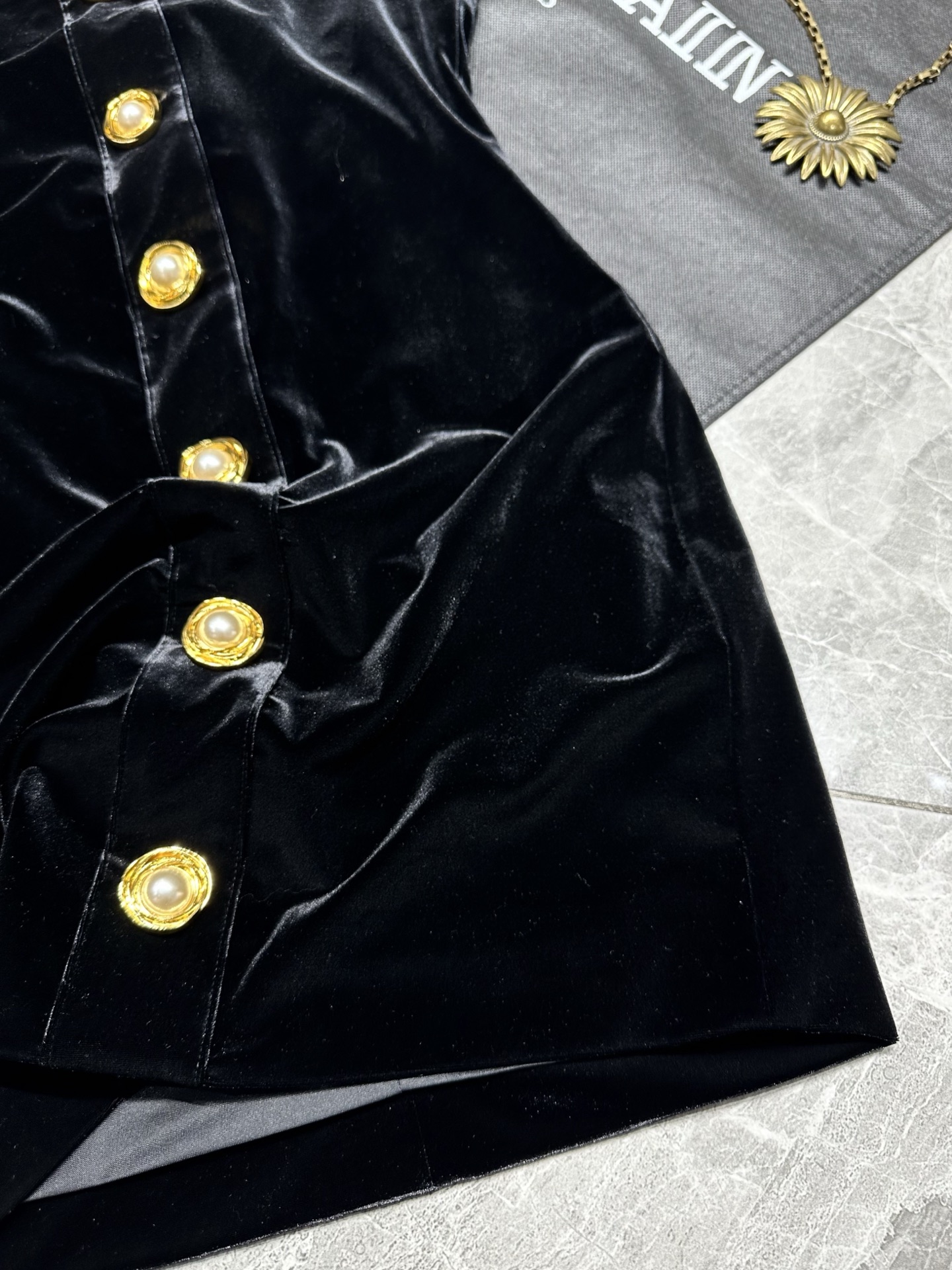 Balmain Fall-Winter Series: Exclusive Launch of Pearl Velvet Dress with Unique Hand-Made Craft - 图片 5