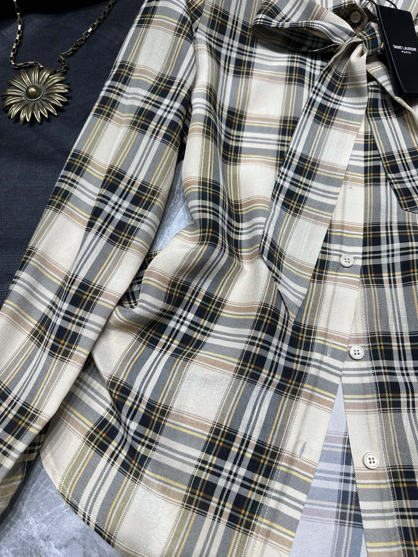 SAINT LAURENT 25 Falls New Series: Oversize-styled Classic Shirts for Every Occasion - 图片 4