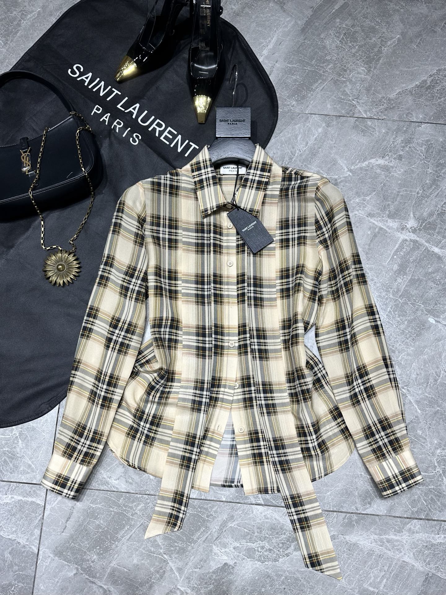 SAINT LAURENT 25 Falls New Series: Oversize-styled Classic Shirts for Every Occasion - 图片 1