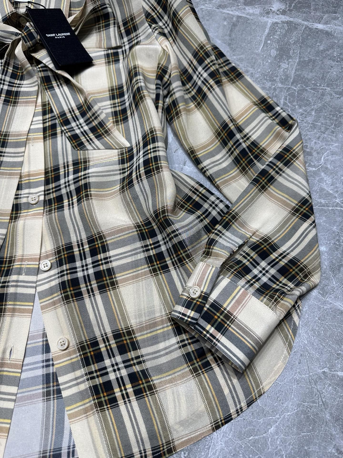 SAINT LAURENT 25 Falls New Series: Oversize-styled Classic Shirts for Every Occasion - 图片 5