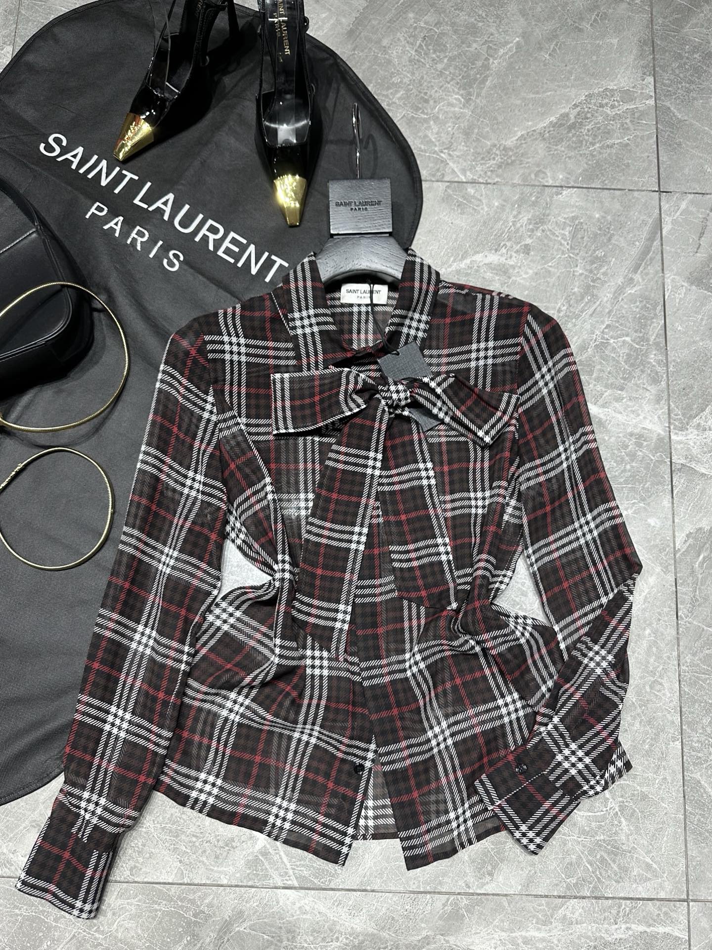 SAINT LAURENT Fall 25 Series: Oversized, Classic Buttoned Dress for All Occasions - 图片 1
