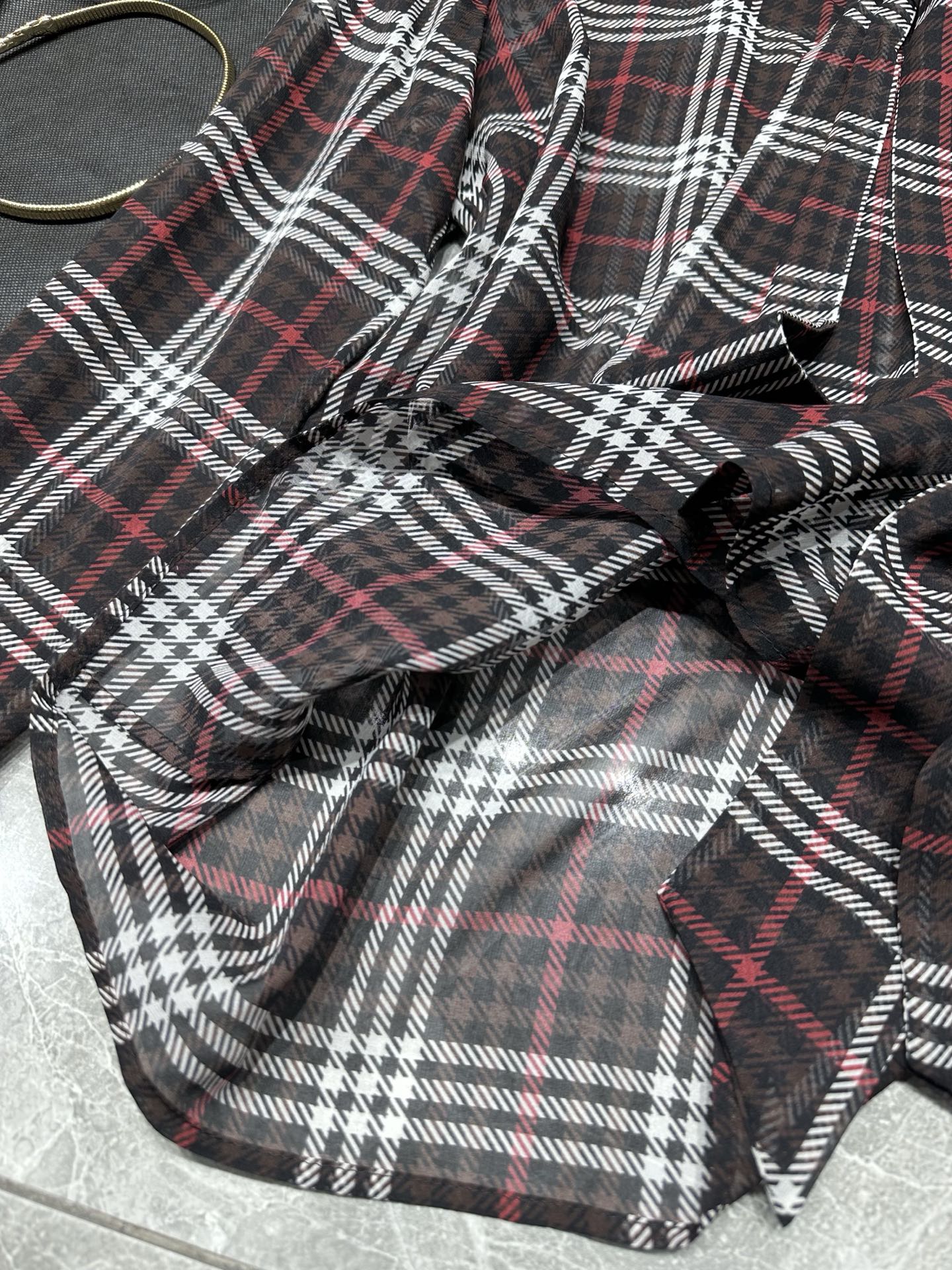 SAINT LAURENT Fall 25 Series: Oversized, Classic Buttoned Dress for All Occasions - 图片 7