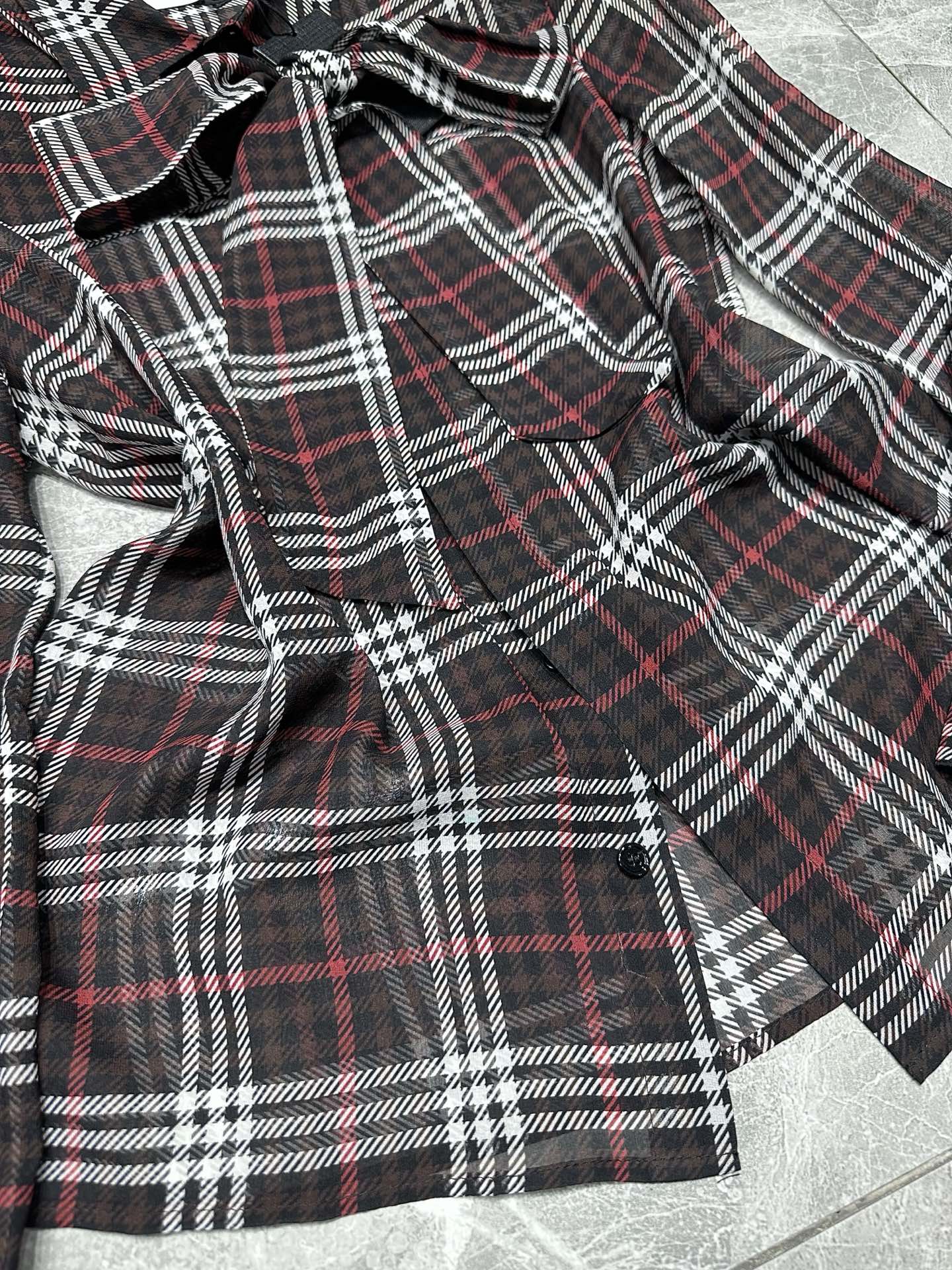 SAINT LAURENT Fall 25 Series: Oversized, Classic Buttoned Dress for All Occasions - 图片 8