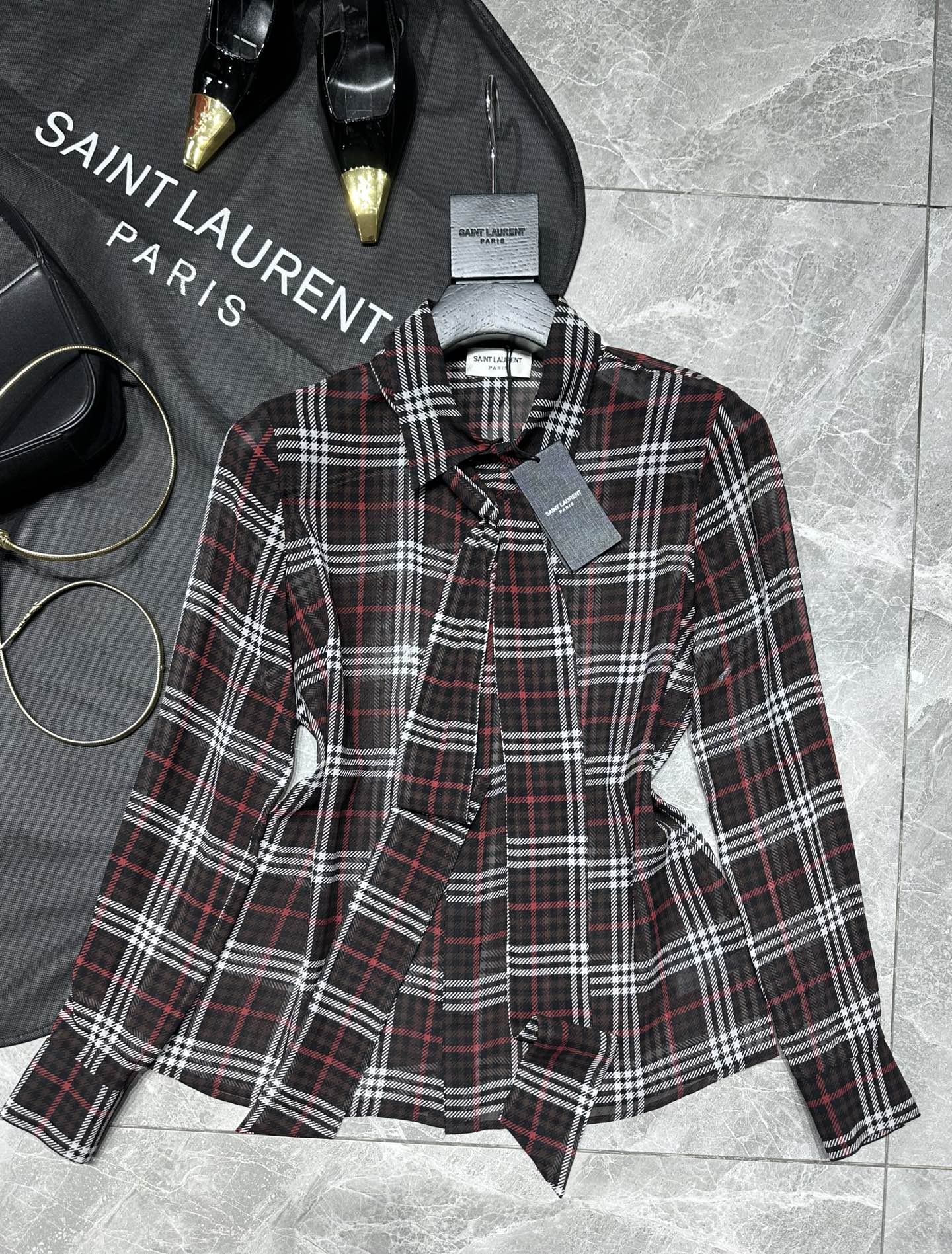 SAINT LAURENT Fall 25 Series: Oversized, Classic Buttoned Dress for All Occasions - 图片 2