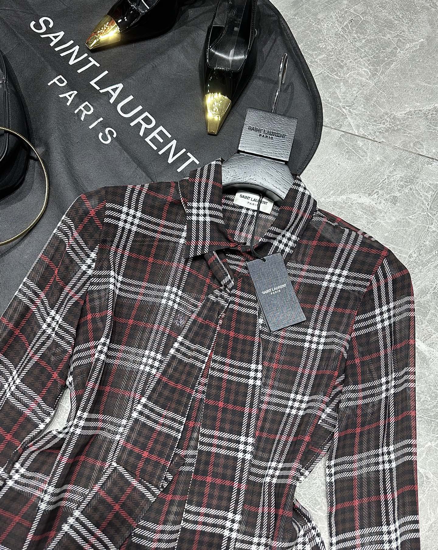 SAINT LAURENT Fall 25 Series: Oversized, Classic Buttoned Dress for All Occasions - 图片 3