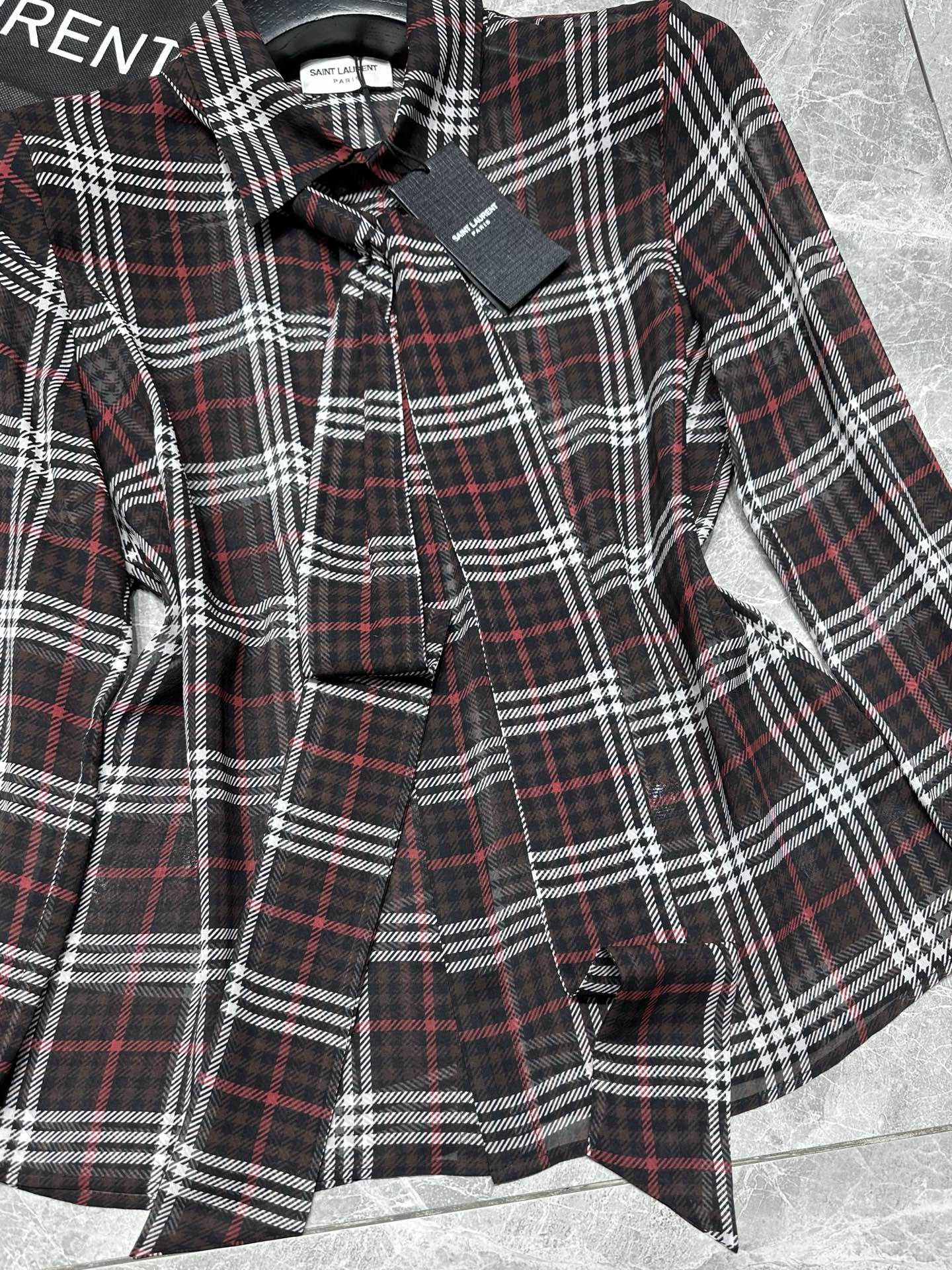 SAINT LAURENT Fall 25 Series: Oversized, Classic Buttoned Dress for All Occasions - 图片 5