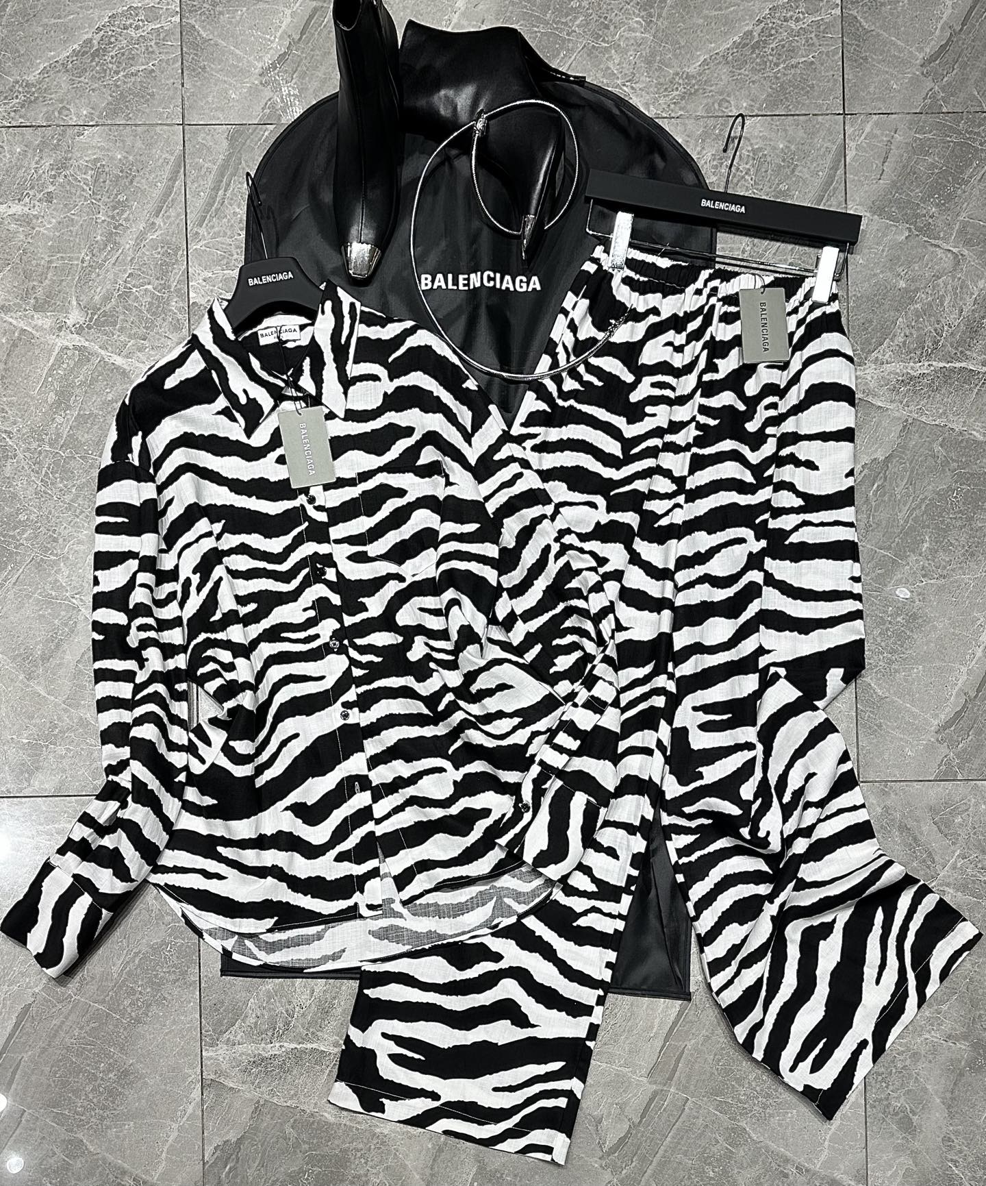 Summary: Versatile One-Size-Fits-All SMLS Set with Super Fine Quality - 图片 1