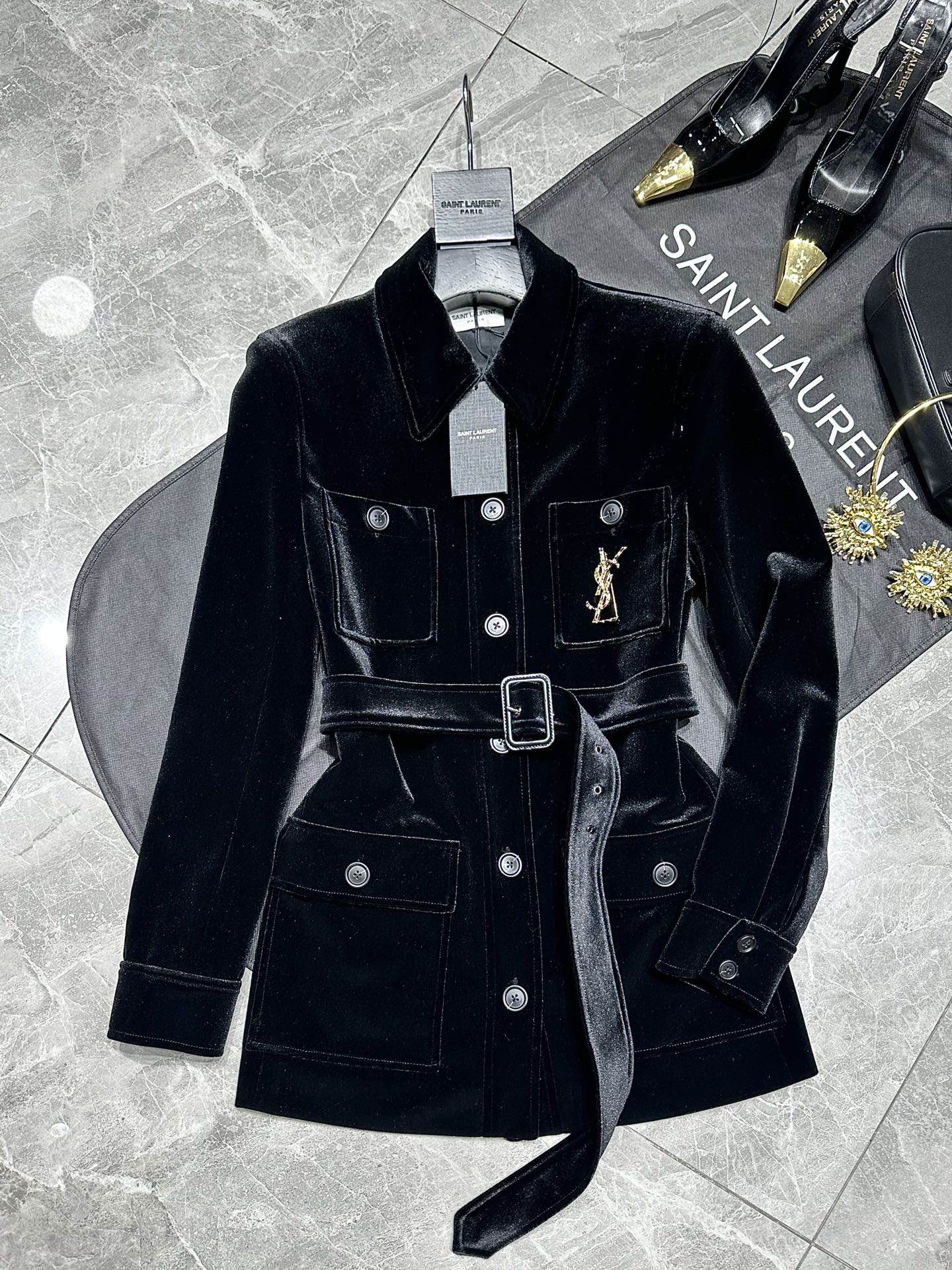 “New Fall and Winter Velvet Collection with Dresses, Bags, Suits, and Accessories” - 图片 1